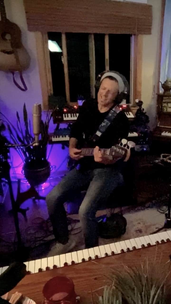 ジェイソン・ムラーズのインスタグラム：「This Flashback Friday I celebrate 14 years of friendship & collaboration with @raining_jane. Keep watching after their interview to see/hear a neat new version of My Kind. Headphones recommended!  (Video by @billygalewood)」