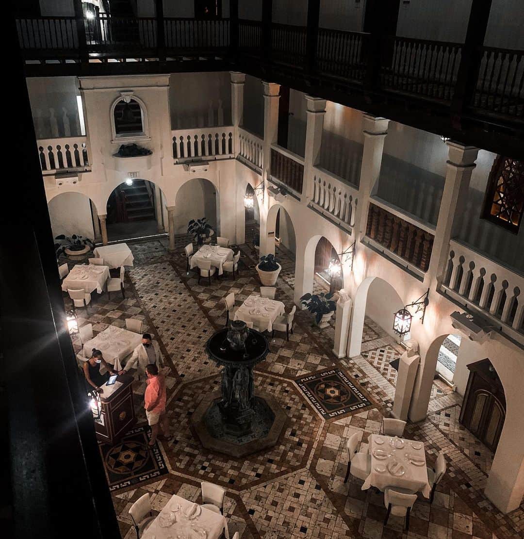 ジェネビーブ・モートンのインスタグラム：「The beautiful courtyard at the Versace Mansion in Miami 😻」