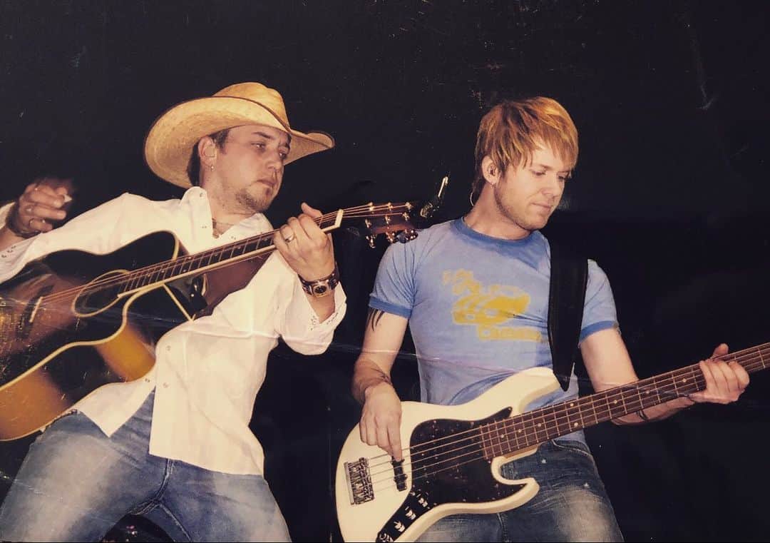のインスタグラム：「I know it’s Friday but let’s throw it back anyway. Circa 2005, me and @tullykennedy somewhere on some stage in some city. 🤷🏻‍♂️」