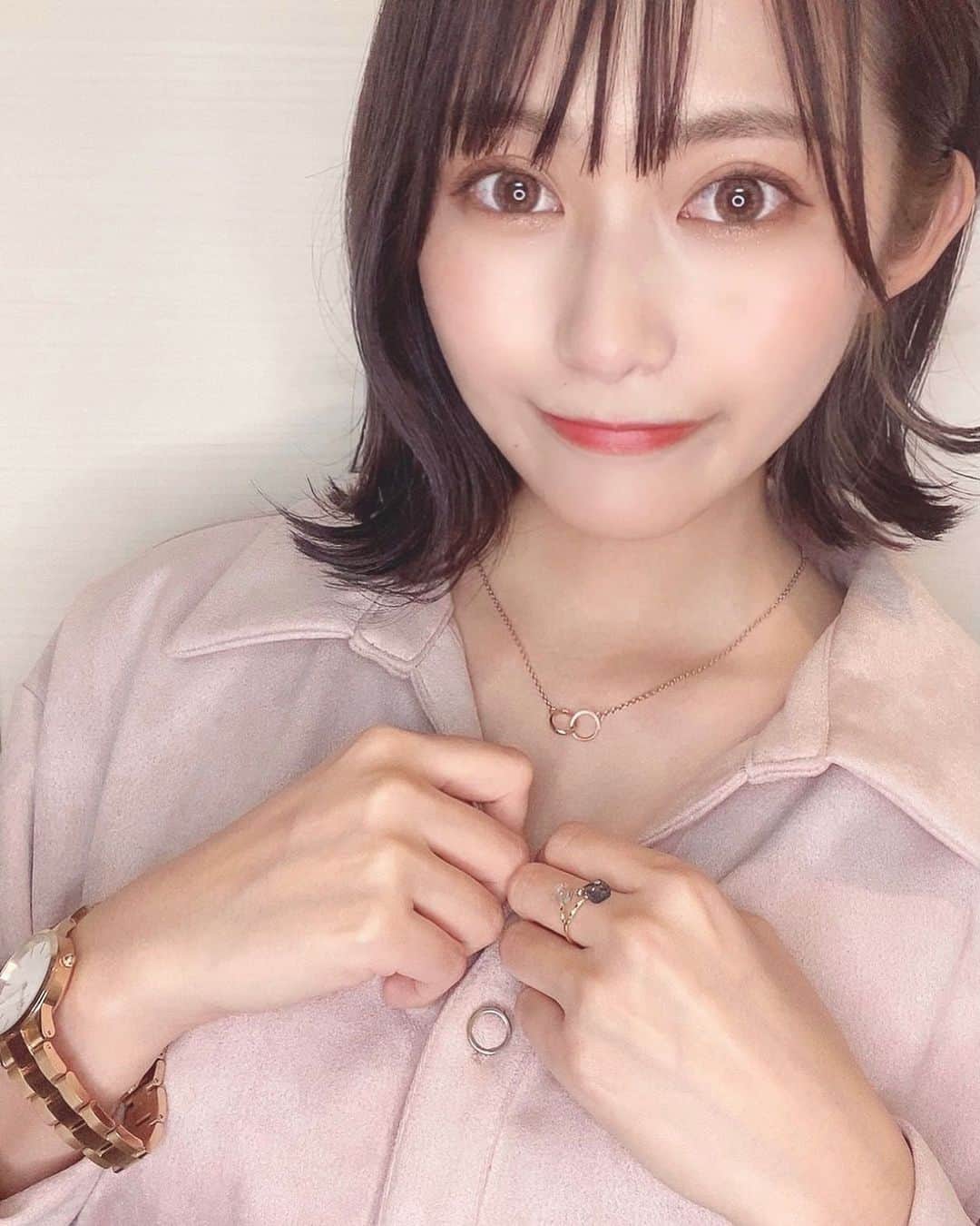 後藤佑紀のインスタグラム：「. 明日はバレンタイン🍫 みなさんはどう過ごしますか？ . わたしはお仕事です👭👭 . . 🤎バレンタインキャンペーン情報のお知らせ🤎  🌹1/28～2/14 DW公式サイトや直営店舗にて   2点以上お買い上げで10％OFF（新作も対象） 🌹バレンタイン限定ギフトボックスも無料 🌹15％OFFクーポンコード【kinochan】  の併用でさらにお得です✨  . #ダニエルウェリントン #danielwellington #DWgiftsoflove #バレンタイン #valentine #時計 #PR  #ボブ #くびれヘア #くびれボブ #レースクイーン」