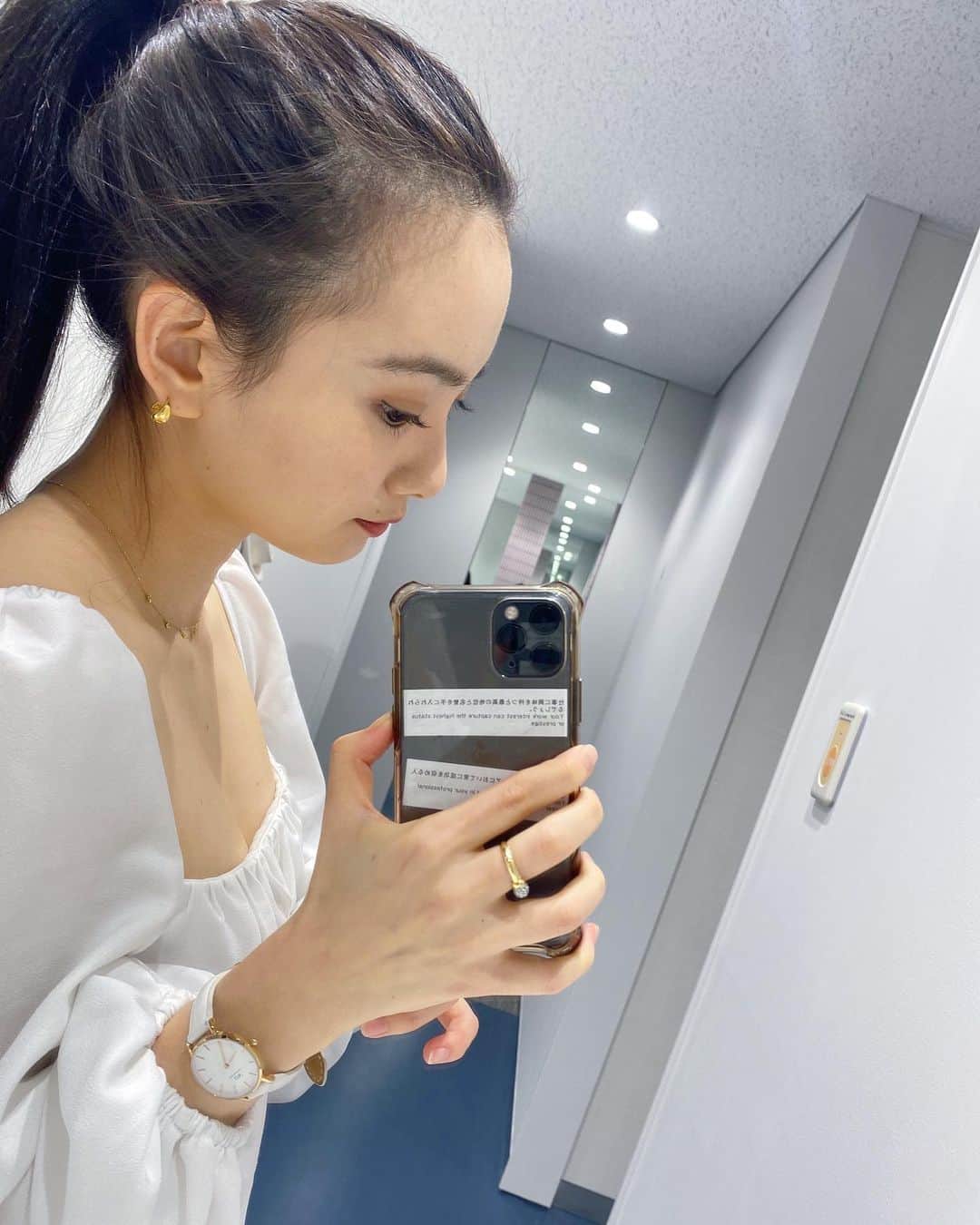 青山舞莉のインスタグラム：「getting a little warmer & i like my hair up   この前ストーリーに載せた　@ena_1218 の🤍 シンプルだし大好きなゴールド。最近毎日つけてるのよ〜はぁ好き  #ミーコーデ #ミーの毎日」