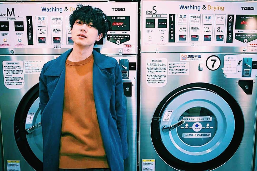 芹沢尚哉のインスタグラム：「#芹沢尚哉コレクション  今日もいい天気ですね〜🌞 でも花粉が徐々に本格的に💦 芹沢は早めにアレグラ買いました（笑）  P.S コインランドリーってこんなにお洒落な感じになるのね✨ いい感じでしょ？？😘」
