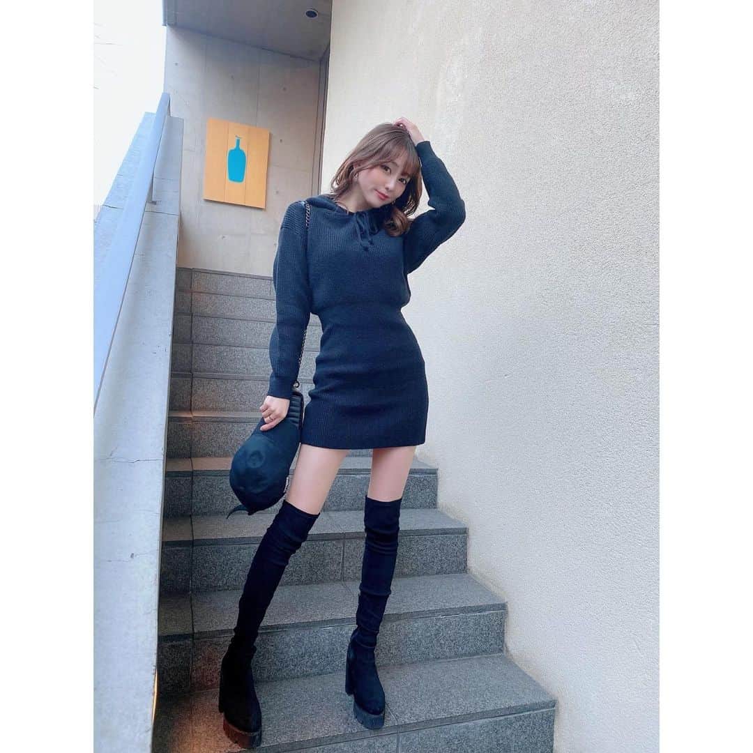 堀尾実咲のインスタグラム：「@liberte7official のワンピ🖤  とにかく細く見える‼︎😍  しかもハイウエストで 腰の位置が高く見えるから 足長ちゃんになれる😍  さらにフードついてて かわいいいいいいっ😍  わたしはキャップかぶって ブーツ合わせして カジュアルに着てみたよ☺️  どうかな？❤️  他にも可愛いお洋服たくさんあるからぜひショップ覗いてみてね🌟  https://liberte7.official.ec/  #セレクトショップリベルテ #セレクトショップ #韓国ファッション #韓国コーデ #ファッション #コーディネート #ニットワンピース #fashion  #cordinate #corea #coreafashion」