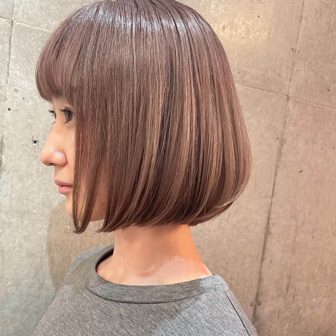斉藤潤一のインスタグラム：「カットは内巻きショートボブ カラーは3Dのナチュラルベージュ トリートメントはEXA  『この暗い冬早く終われ』という事で 春っぽいスッキリボブにさりげない 3Dカラーだよ #斉藤潤一  明るいカラーが好きな方は是非 . 〒150-0041 東京都渋谷区神南 ご予約はこちらへ ☞☞ TEL ☏﻿ ﻿03-3462-2093 web  roco@1cs.jp 渋谷 美容室 #rocospearz . 〒150-0041 東京都渋谷区神南1-14-9 第7FMGビルB1F . . ご予約はこちらへ ☞☞ TEL ☏﻿ ﻿03-3462-2093 web  roco@1cs.jp . ★平日  open  11:30-22:30 ★土日祝  open  11:00-21:30  #渋谷#東京#oggiotto#新宿#新宿美容室#ヘアアレンジ #韓国風ヘア #バレイヤージュ #hair#渋谷美容室 #インナーカラー#オシャレ #外国人風カラー#ロングヘア #ヘアアレンジ #ケアブリーチ  #アッシュ #newcolor # #tokyo #shibuya #hair #longhair #モデル#バレイヤージュカラー #ファッション　#美容師 #패션 #미용사 #미용」