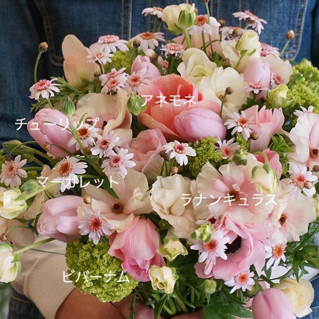 雑誌『花時間』さんのインスタグラム写真 - (雑誌『花時間』Instagram)「おはようございます。明日のバレンタインデーにはお花を贈りませんか？﻿ ﻿ 家族﻿ 友人﻿ 好きな人すへてが対象。﻿ ﻿ チョコもいいけどね、﻿ お花はかわいい顔で﻿ なかにはいい香りで﻿ 笑顔の数日間を﻿ プレゼントしてくれます。﻿ ﻿ その時間を少しでも長くするなら、﻿ 長もちさんのお花を﻿ 選んでみてくださいね。﻿ ﻿ たとえば…﻿ この花束に入っている﻿ ラナンキュラス。﻿ ﻿ 春先のいま、長くもつお花の代表。﻿ なかでも、ラックスシリーズは﻿ 小さなつぼみもちゃーんと開いて、﻿ 3週間くらいは楽しめちゃうんです。﻿ ﻿ 数本でも 愛が﻿たっぷりの﻿ 花のラブレター💌﻿ ﻿ 本当のラブレター💌よりも 照れずに渡せますね（笑）﻿ ﻿ 本日は気温上昇。﻿ 春の陽気を感じならが 素敵な週末を﻿お過ごしください🌸﻿ by ピーターパン﻿ ﻿ ﻿花と写真 @フルールトレモロ https://www.fleurs-tremolo.com/  ﻿ #flowers #flowerslovers #flowerstagram #flowerarrangement  #花時間 #花時間2021  #花好き #花藝 #花好きな人と繋がりたい #花が好きな人と繋がりたい #花のある生活 #お花のある暮らし #花を飾る #花を飾る生活  #フラワーバレンタイン  #バレンタインデー #ラナンキュラス #マーガレット #アネモネ #チューリップ #ピンクの花 #春の花 #かわいい花 #花束 #春よ来い #春色  #ビタミンf #花屋さんへ行こう  ﻿ ﻿」2月13日 9時47分 - hanajikan_magazine