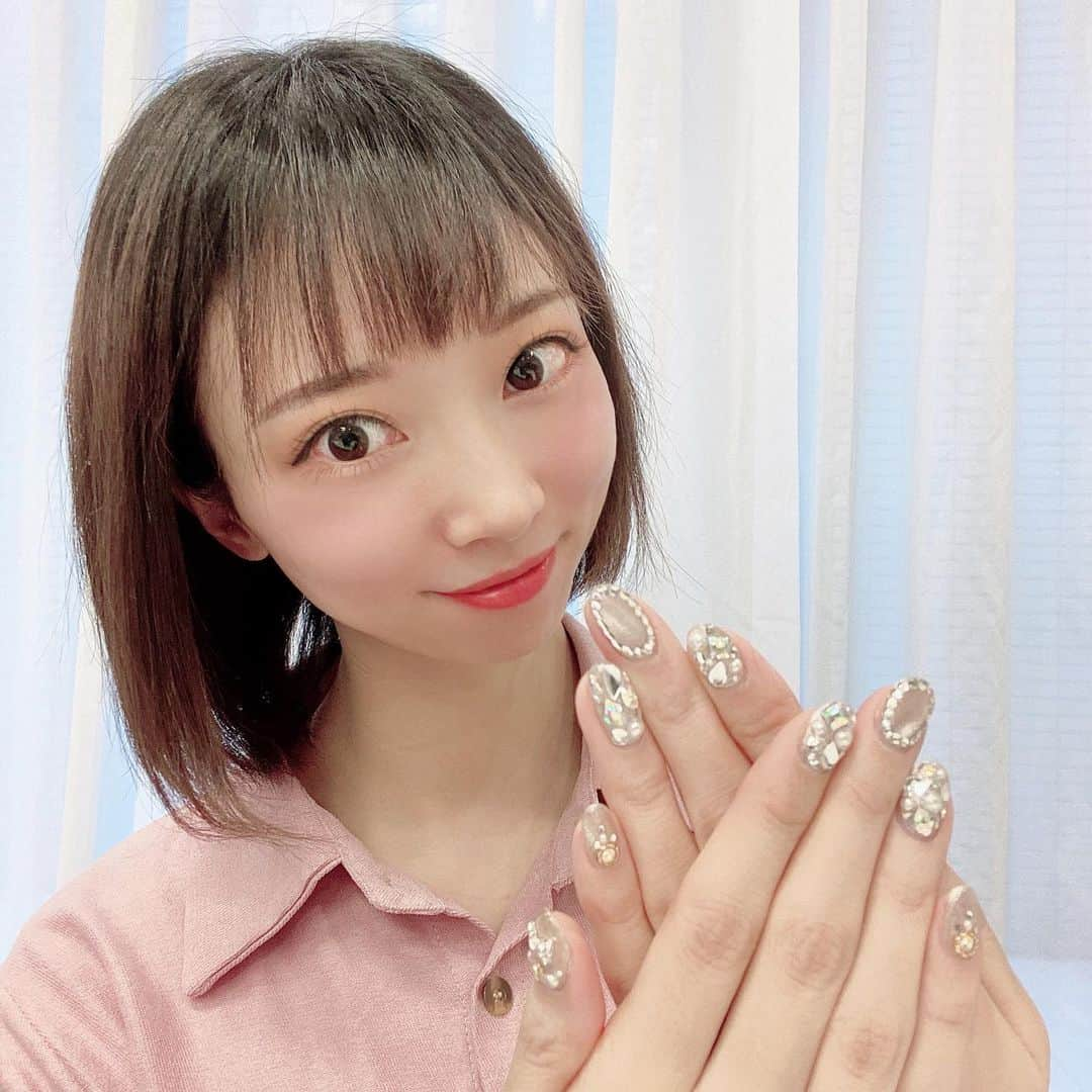 恵美さんのインスタグラム写真 - (恵美Instagram)「テラ ﻿新宿店 @terra.official   @nailsalon_terrablue   でハンドネイル 90分付け放題をお願いしました💅🏻💕  今回はストーン多めのキラキラゴージャスなミラーネイル✨ かわいくて入荷早々になくなってしまうほどの大人気カラーだそうです😍  指を見るたびに幸せになるほど 本当にかわいい❤️  『私の投稿を見た』で初回のお会計がクーポン価格からさらに10％OFFになるので 皆さんも是非行ってみてくださいね🥰  #ネイル #nail #新宿  #ネイルサロン  #つけ放題  #ジェルネイル  #テラ #Terra #ミラーネイル #model #モデル #japanesemodel #恵美」2月13日 9時48分 - emi_florence819