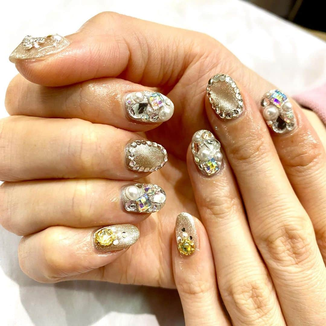 恵美さんのインスタグラム写真 - (恵美Instagram)「テラ ﻿新宿店 @terra.official   @nailsalon_terrablue   でハンドネイル 90分付け放題をお願いしました💅🏻💕  今回はストーン多めのキラキラゴージャスなミラーネイル✨ かわいくて入荷早々になくなってしまうほどの大人気カラーだそうです😍  指を見るたびに幸せになるほど 本当にかわいい❤️  『私の投稿を見た』で初回のお会計がクーポン価格からさらに10％OFFになるので 皆さんも是非行ってみてくださいね🥰  #ネイル #nail #新宿  #ネイルサロン  #つけ放題  #ジェルネイル  #テラ #Terra #ミラーネイル #model #モデル #japanesemodel #恵美」2月13日 9時48分 - emi_florence819