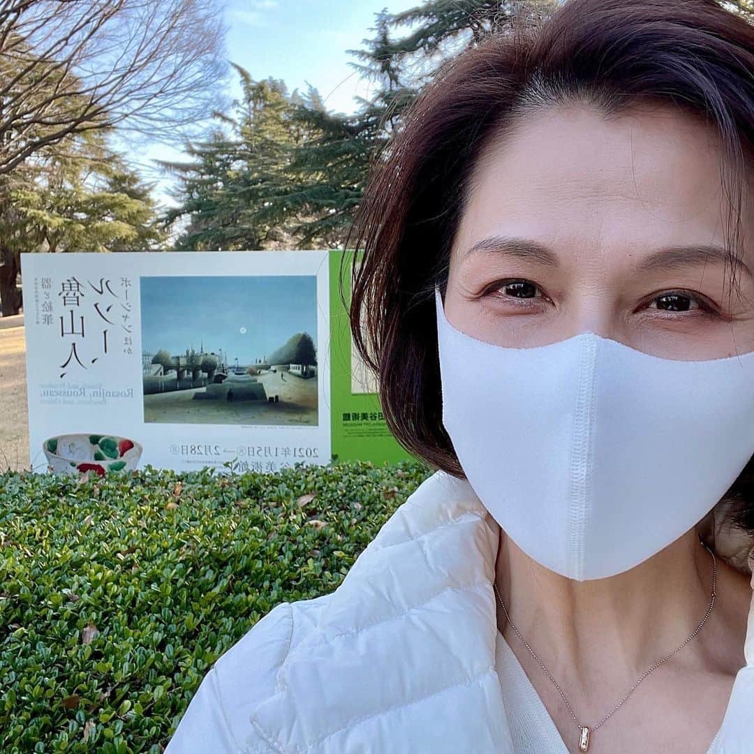 会津くみこのインスタグラム：「うふっ💕 『魯山人』 世田谷美術館コレクション　魯山人，ルソー，ボーシャ他… 所定のポジションからなら撮影も可能♪ （近くでは撮らせてくれないけど😆） 2/28まで 爽やかな陽射しが気持ち良いですね☀️ 楽しい週末をお過ごしください♪  #世田谷美術館  #魯山人 #魯山人の勢いが好き #うつわ好きな人と繋がりたい  #会津くみこ」