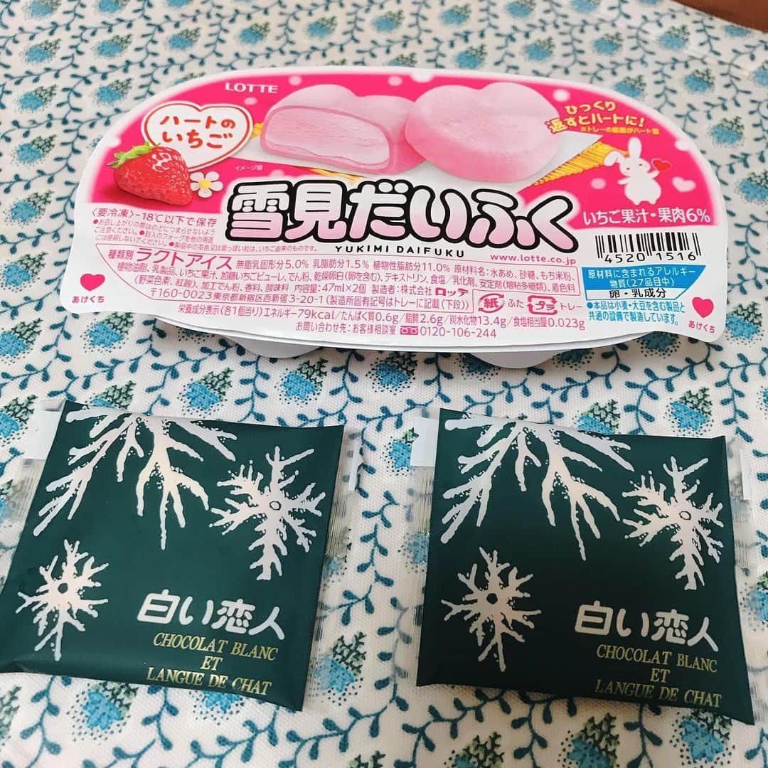 のインスタグラム：「……… 昨日、食後にこれ出したら喜んでたから💓今年のバレンタインは…これでいっか😏笑　 ・ #ハート雪見だいふく　#白い恋人 #ずるい嫁　#バレンタイン」