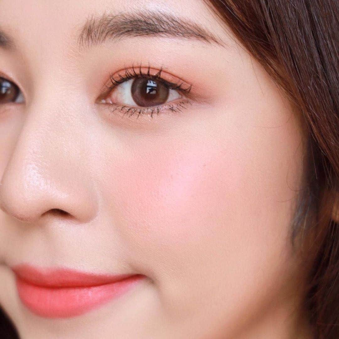 M·A·C Cosmetics Hong Kongさんのインスタグラム写真 - (M·A·C Cosmetics Hong KongInstagram)「情人節必擦嘅氣質蜜桃肌🍑 人氣透明系#果凍胭脂，Q軟彈潤遇肌膚融合！ 掃上白桃果凍色 That's Peachy，含羞得仿如小鹿亂撞💓 層層疊色不重手，襯托清澈妝容，塑出溫暖浪漫感！  🍬即日起至14/2，任選一支子彈唇膏及果凍胭脂，即送你多一支指定子彈唇膏＋門市限定糖心禮盒包裝！立即入手，營造甜蜜指數爆棚嘅浪漫一刻啦！ 官方網站： http://bit.ly/MACVDAY21 【官網優惠碼: PEACHLOVER】  Product featured: Glow Play Blush 亮色輕潤感胭脂 in That's Peachy - HK$240 #果凍胭脂  #MACGlowPlay #MAC糖心情人節 #MACHongKong  Regram from @babyjingko  Stay Blushed for V-Day with Glow Play 🍑 The universally-flattering Glow Play Blush is selected as the must-have blush for Valentine's Day 💓 Apply the warm-toned coral shade That's Peachy for your romantic date-night, its light-weight texture allows you to build up the colors so it appears as if you're naturally blushing! Grab this while stocks last!  From now until 14/2, visit our store or online to purchase your fav lipstick and blush to receive a selected lipstick!」2月13日 10時00分 - maccosmeticshk