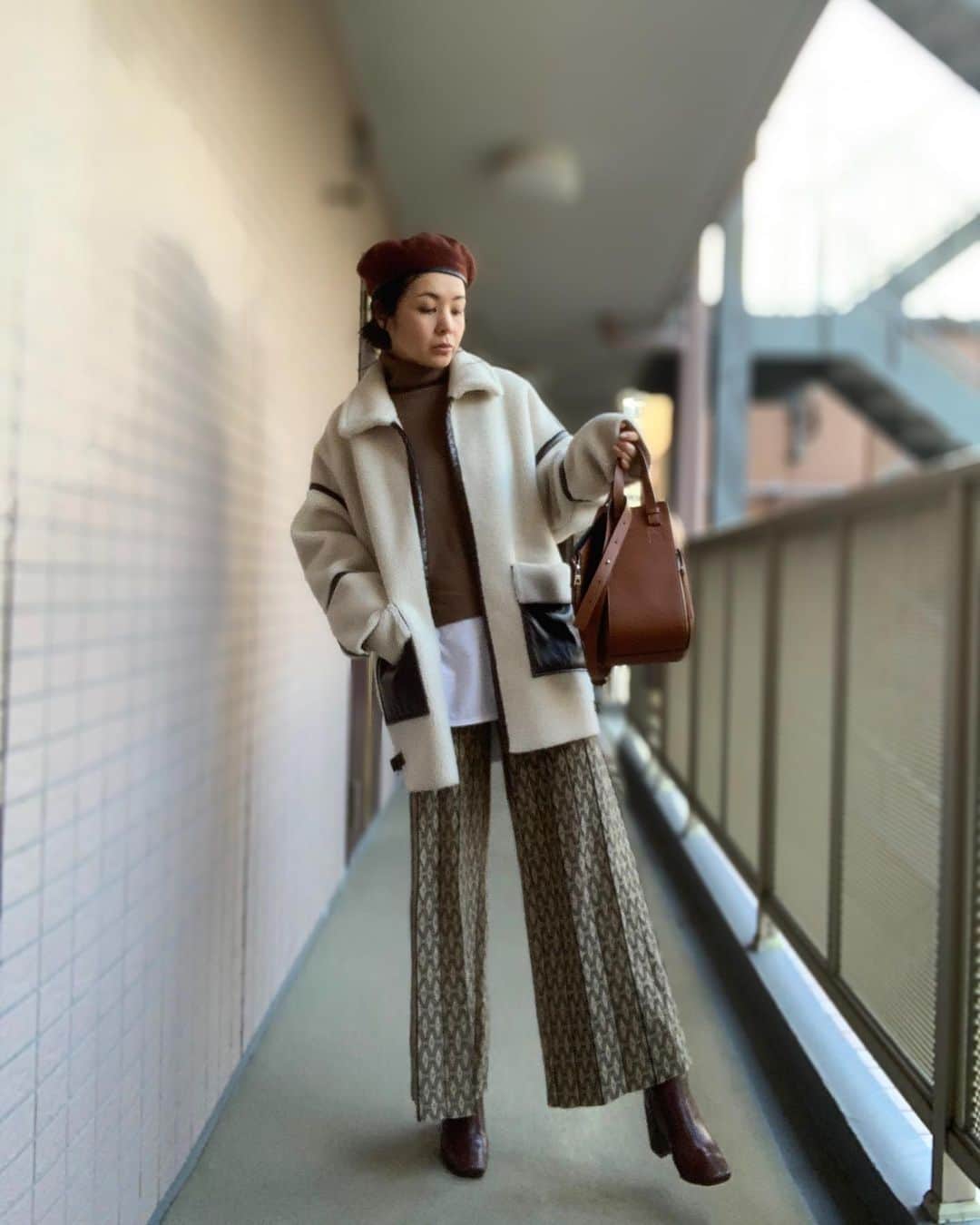 日下裕江のインスタグラム：「Brown code  お気に入りの #todayful のニットパンツで着回しコーデ♪  コートや小物の色味を変えて 気分転換♬  #ootd #ブラウンコーデ #パイピングコート #ニットパンツ #レイヤードコーデ #着回しコーデ」