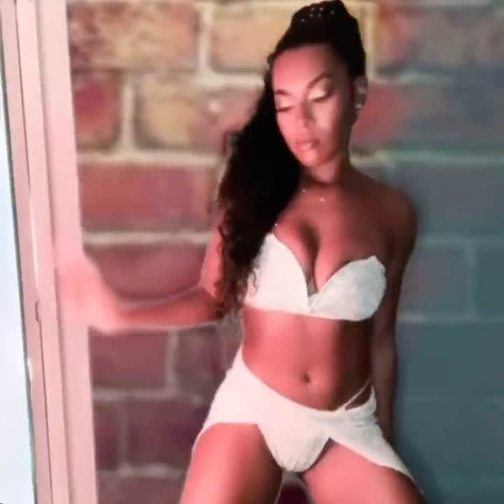 アシャンティのインスタグラム：「Wow another re-enactment!!! #iwantyouchallenge 🔥🔥🔥」