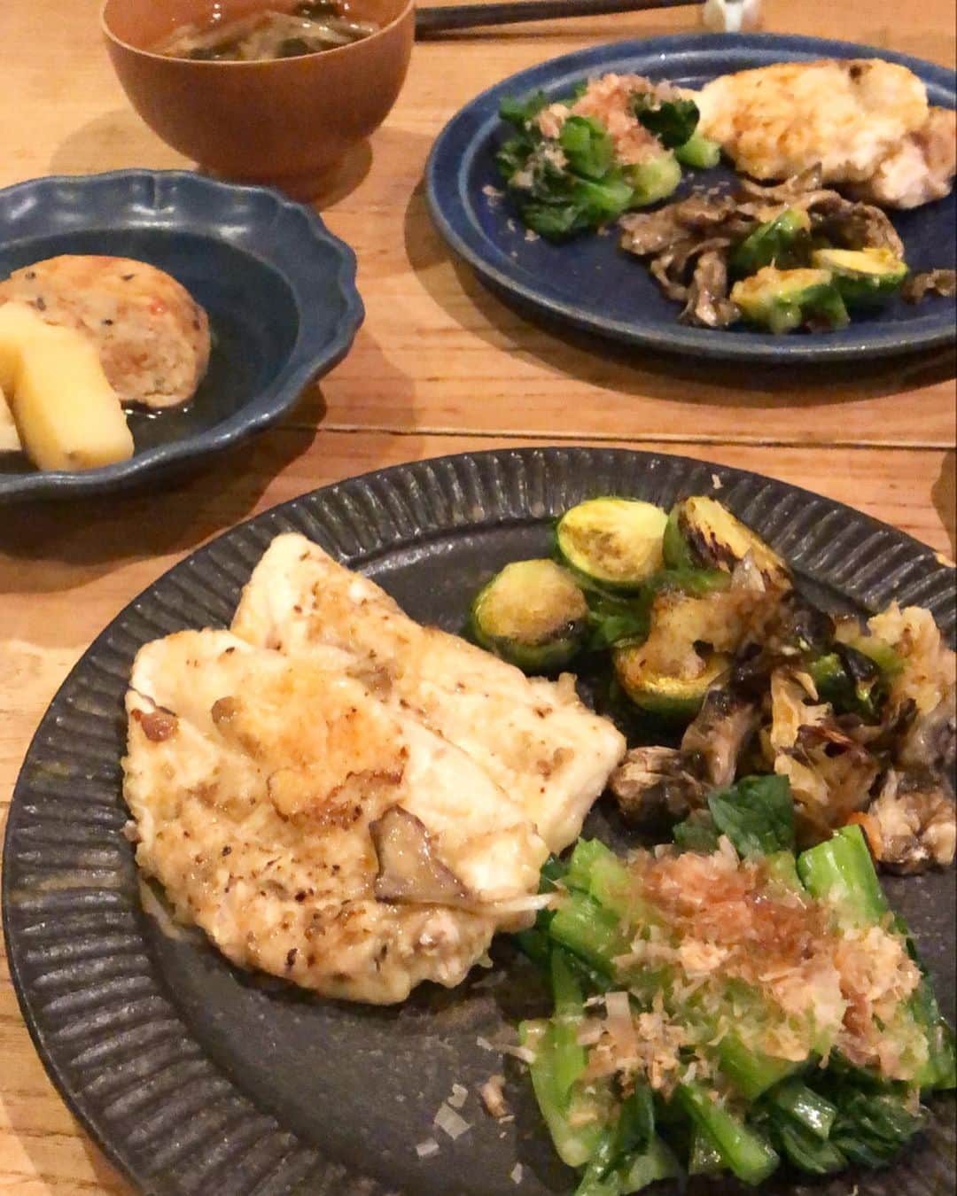 黄川田としえのインスタグラム：「ライボーイの目の前にあったしゃもじを 🙍‍♀️「取ってー！」って言ったら一生懸命探しながら 👦「え、ない、どこ？ない」って、 あんたは小さい時からそうだけど目の前のものが本当に見えてない！！ 🙍‍♀️「そこ！そこ！目の前、そーこーだーよ！」 👦「え？ない、ない、しゃもじ、、ない」って。  🙍‍♀️「そーーこ！！！」って結局自分で取りましたよ。　  🙍‍♀️「もうほんとにどこに目をつけてんのよ。」ってぷんぷんする私に、 👦「いや、ほんと、目の前にあっても見えてないものってあるよね。幸せとかさ。」って。（え？）  上手いこと言ってないでいいからしゃもじを取りなさいよ！！もう。と言いつつ、 そういうことに本当に気づけていたら嬉しいなと思ったような思ってないような。。。笑  #結局どういうことだ　 #さらっと良いこと言ってるふう　 #ライボーイ  #しかし目の前のもの取れたことあるのかな😂 #tottorai #母と息子#結論 #子どもが幸せと思ってくれてることが幸せ」