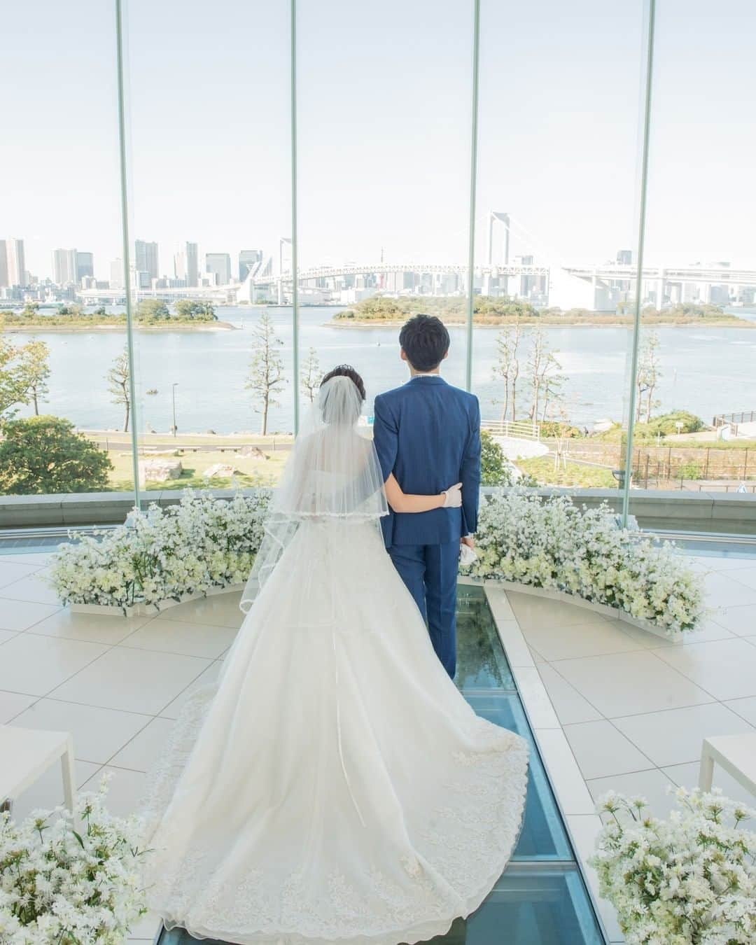 【公式】小さな結婚式さんのインスタグラム写真 - (【公式】小さな結婚式Instagram)「@petit.wedding をフォローしてね♩ #小さな結婚式 をつけてのお写真投稿も大歓迎です♡ こちらの公式IGでリグラムさせていただきます＊ . 一生に一度の結婚式、 ガラスの向こうに広がる お台場の景色をバックに思い出を＊ いつ振り返ってもおふたりの後押しをする、 そんなお写真を撮影しましょ* . >>#小さな結婚式お台場店 . ——————— #小さな結婚式 #petitwedding #ラヴィファクトリー #前撮り #結婚式 #プレ花嫁 #卒花 #アットホーム #少人数 #家族婚 #少人数結婚式 #ウェディング #wedding #bridal #weddingdress #花嫁 #挙式 #結婚式準備 #式場探し #日本中のプレ花嫁さまと繋がりたい #結婚式の思い出に浸る会 #結婚準備 #フォト #フォトウェディング #ウェディングフォト #結婚式演出 #東京結婚式 #ヒルトンお台場」2月13日 10時09分 - petit.wedding