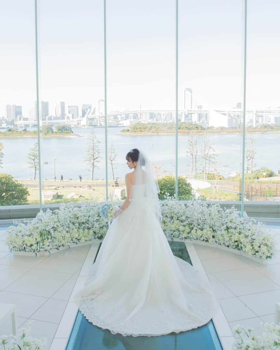 【公式】小さな結婚式さんのインスタグラム写真 - (【公式】小さな結婚式Instagram)「@petit.wedding をフォローしてね♩ #小さな結婚式 をつけてのお写真投稿も大歓迎です♡ こちらの公式IGでリグラムさせていただきます＊ . 一生に一度の結婚式、 ガラスの向こうに広がる お台場の景色をバックに思い出を＊ いつ振り返ってもおふたりの後押しをする、 そんなお写真を撮影しましょ* . >>#小さな結婚式お台場店 . ——————— #小さな結婚式 #petitwedding #ラヴィファクトリー #前撮り #結婚式 #プレ花嫁 #卒花 #アットホーム #少人数 #家族婚 #少人数結婚式 #ウェディング #wedding #bridal #weddingdress #花嫁 #挙式 #結婚式準備 #式場探し #日本中のプレ花嫁さまと繋がりたい #結婚式の思い出に浸る会 #結婚準備 #フォト #フォトウェディング #ウェディングフォト #結婚式演出 #東京結婚式 #ヒルトンお台場」2月13日 10時09分 - petit.wedding