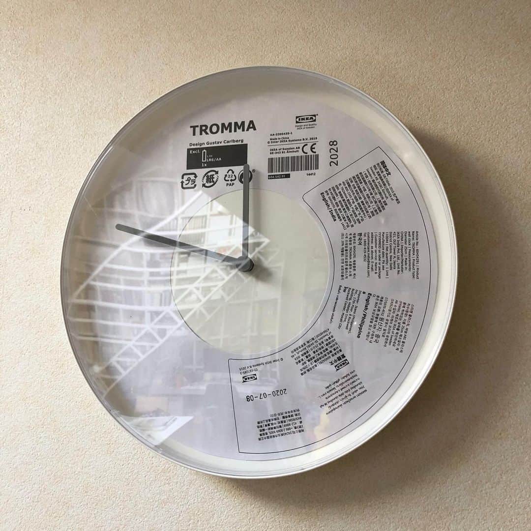 森井ユカさんのインスタグラム写真 - (森井ユカInstagram)「TBS『サタデープラス』IKEA雑貨ベスト15でご紹介の、フタをはずして絵を描いたり写真を貼ったりした時計「TROMMA」ですが、私のはこんな感じです！　付属の説明書をそのまま文字盤に貼り付けました。工業製品ぽくてめたんこカッコいいんだけど…！😭みんなやってみて！（あくまで個人の工作で、IKEAが推奨しているものではありません）  I remade a clock from IKEA!  #tromma #ikeahack #ikeahacks #ikeahackers #ikea渋谷 #ikea #ikeahome」2月13日 10時10分 - yukamorii
