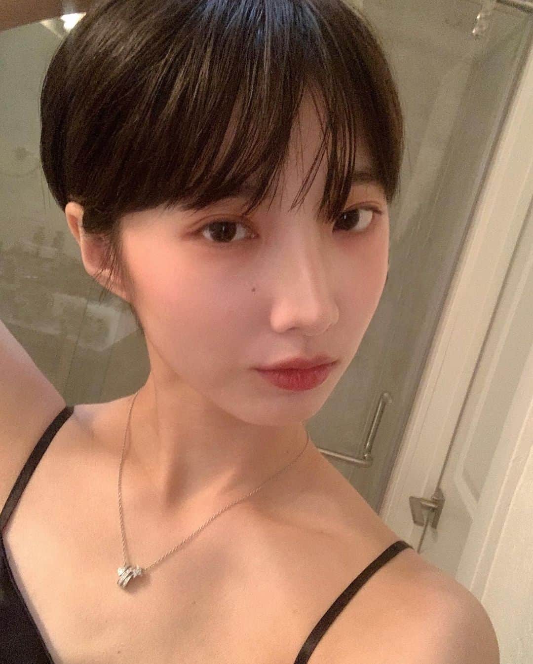 飯島望未のインスタグラム：「My Valentine’s Day look🤎  @chanel.beauty  今年のヴァレンタインはこの顔でいこ。 赤系、茶系混ぜて アイシャドウもリップもぼかして アンニュイっぽくしてみました。 どうでしょう？」