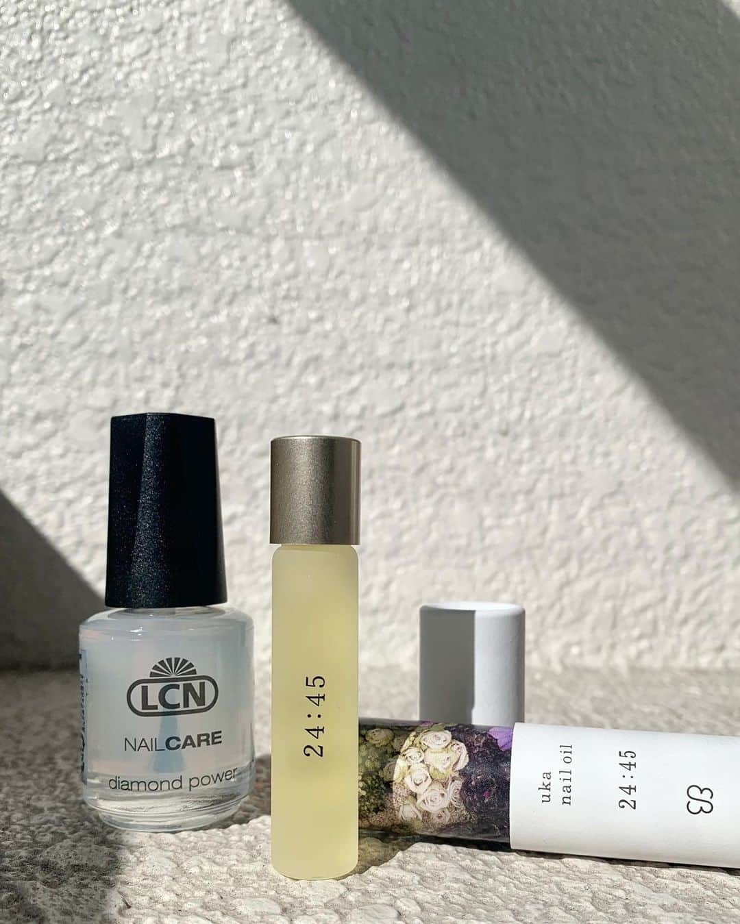 持永真実のインスタグラム：「ＮＡＩＬｃａｒｅ🌱  ◆ @lcn_japan ダイヤモンドパウダー 含有成分に本物のダイヤモンドパウダーが入っていて、その粒子が爪を保護し、艶々の光沢を与えてくれ、爪の保護と美しさが両立できる逸品✨✨ 速乾性も🙆🏻‍♀️  ◆ @instauka ネイルオイル 24:45 ロールオンタイプのネイルオイル✨ 爪とのキワにコロコロして馴染ませてささくれ防止。 スポイトやハケタイプよりも量の加減ができるから重宝してます。 全ての香り試したけど、24:45が今1番欲してる香りでした😌🌿 本体が入っていた筒もお花の柄になっていてかわいい、、 ギフトにも喜ばれそう！！！  #ネイルケア  #ネイルオイル #自爪育成」