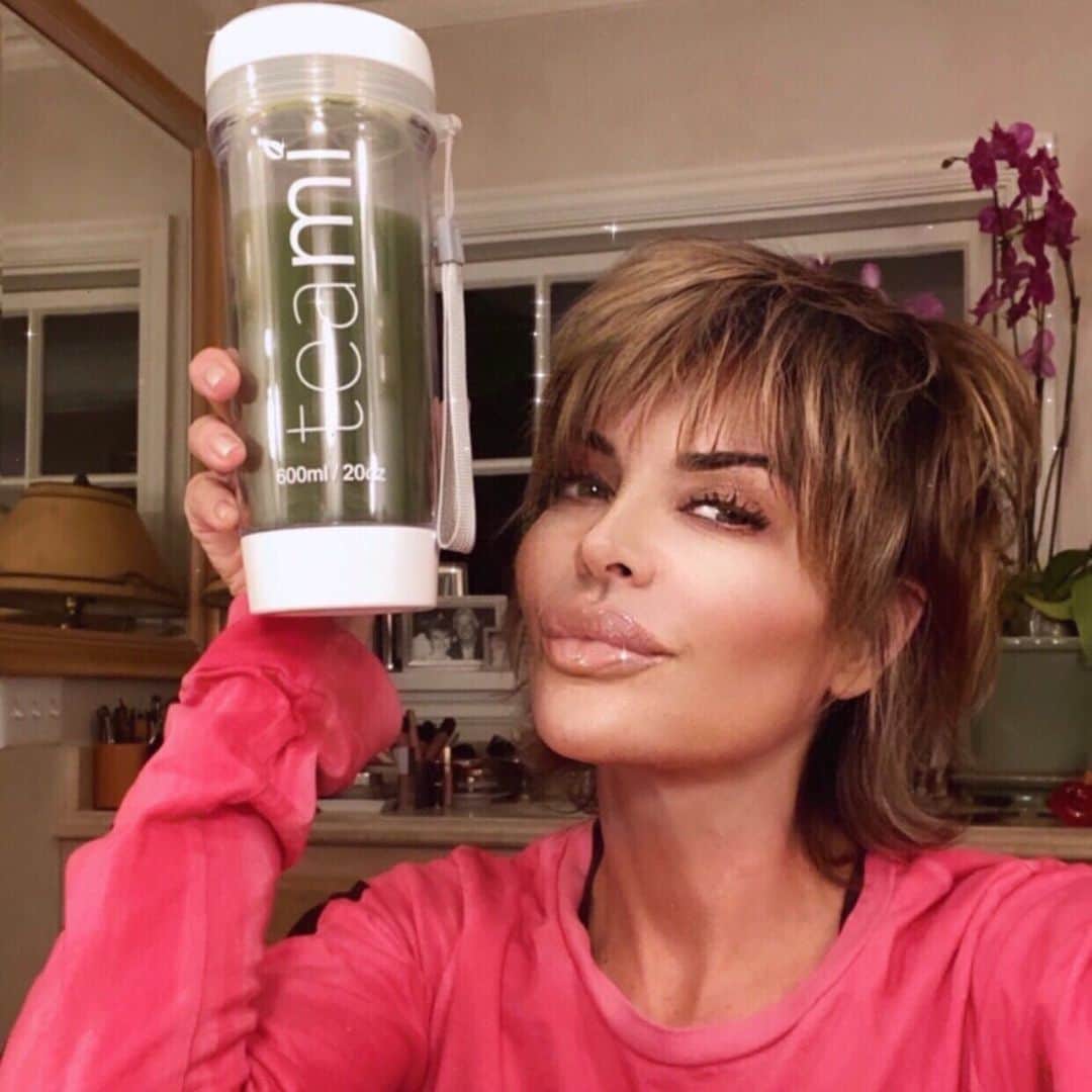 リサ・リナのインスタグラム：「Ever wonder how I have so much energy? I drink my @teamiblends Greens! Just one scoop of this Superfood blend provides my daily serving of veggies to help with digestion, immunity but most importantly energy ✨ to keep me dancing every day. 💃🏻 Add some greens into your routine and use my code RINNA for 20% off yours! #teamipartner」