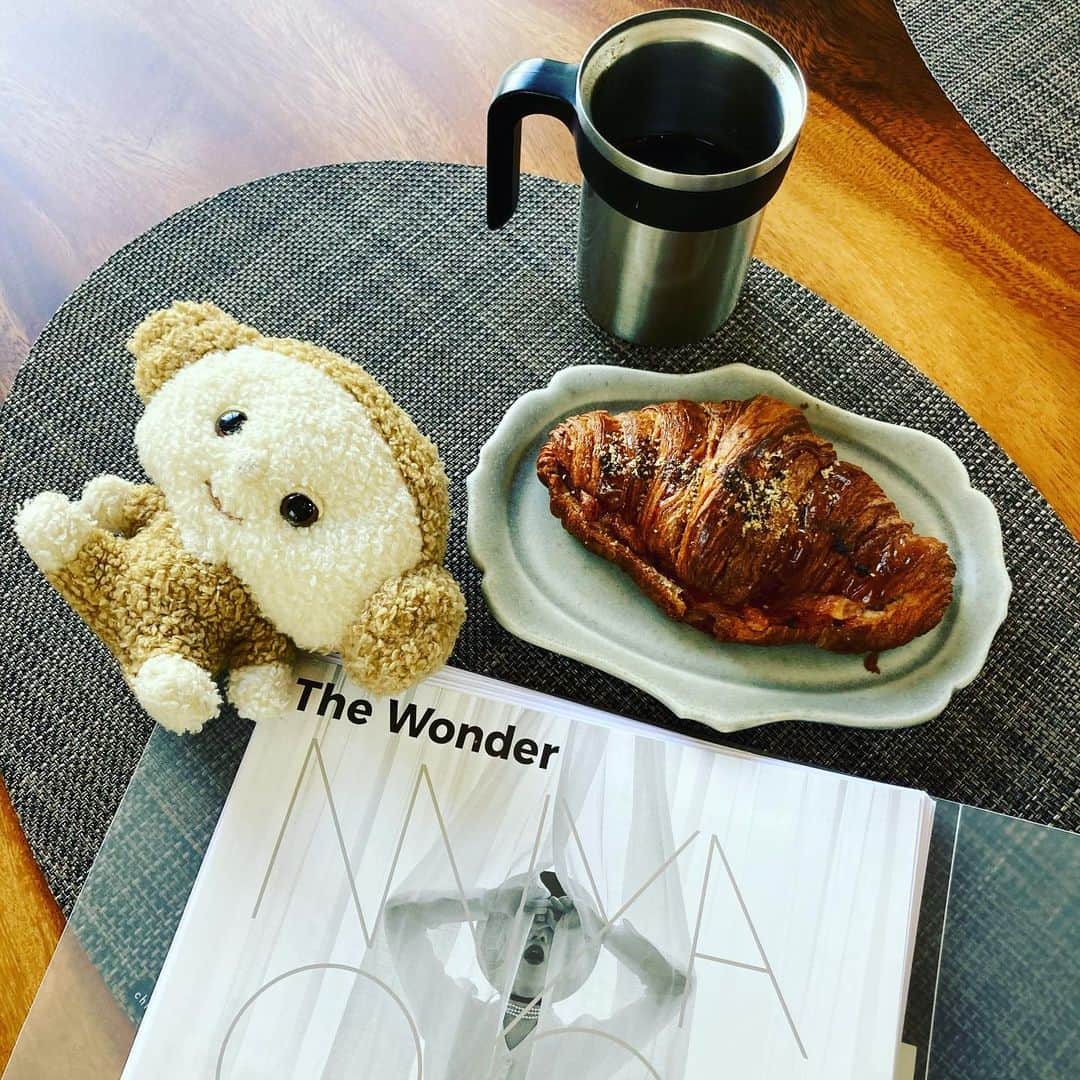 のインスタグラム：「今日の朝食は夫が買ってきてくれたクロワッサン。三茶にあるクロワッサン専門店plat だそう。なかなかのレベルです🥐クロワッサンとカフェラテ(＋スクランブルエッグとフルーツがあれば完璧)1番好きな朝食🥰  個人的な好みでクロワッサンの最高峰は若林の”パリの空の下”なのですが営業時間が短く全然買えましぇん🥲またいつか食べたいなぁ〜  来週は本格的にミヤコレウィークです💪 皆さまの健康を毎日祈りながら前進！  #クロワッサンが好き  #クロワさん  #plat三軒茶屋」