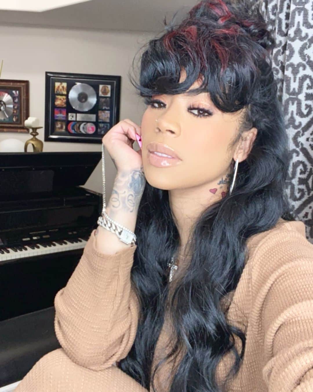 キーシャ・コールのインスタグラム：「I need a damn vacation!!!! Think I’ll treat MYSELF!!! #NoDamn #valentines but Hey 🤷🏽‍♀️ maybe it’s meant for me to spend this time with MYSELF 😩💜  #Album8  #DontWannaBeInLove 🎁😂」