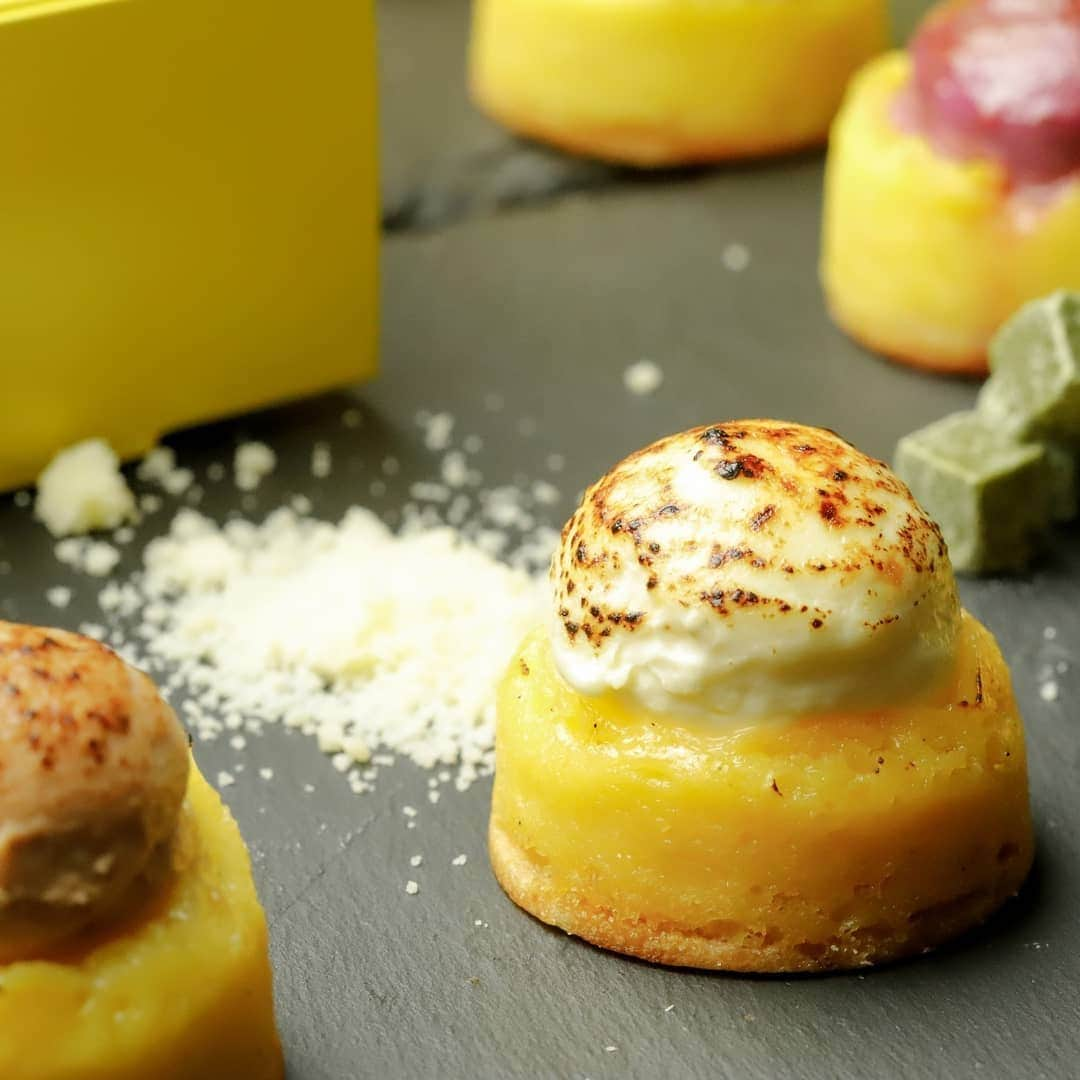 フォリクラッセ・ケータリングのインスタグラム：「. Brûlée_Flan♡  スイーツ専門店「Amaimon」 黄色い暖簾が目印です。  バレンタイン限定スイーツは 明日2/14まで！  2/15からは 新しいラインナップで リニューアル♡  「ブリュレフラン」 瀬戸内レモンたっぷりの生地 × 個性豊かないろいろクリーム  お買い上げの際 目の前で"ボォー"ってやります！  ミモザとか。 菜の花とか。 福寿草とか。 いいことありそな黄色いシーズン。  春はすぐそこ♡  Amaimon 足立区千住橋戸町15-3  #春 #ミモザ #菜の花 #福寿草 #黄色 #Amaimon #リニューアル #Brulee #Brûlée #ブリュレ Flan #フラン #キャラメリゼ #sweets #ケーキ屋さん  #瀬戸内レモン #瀬戸田レモン #フォリクラッセ #ケータリング #fuoriclasse #catering  #北千住 #千住大橋 #千住橋戸町」