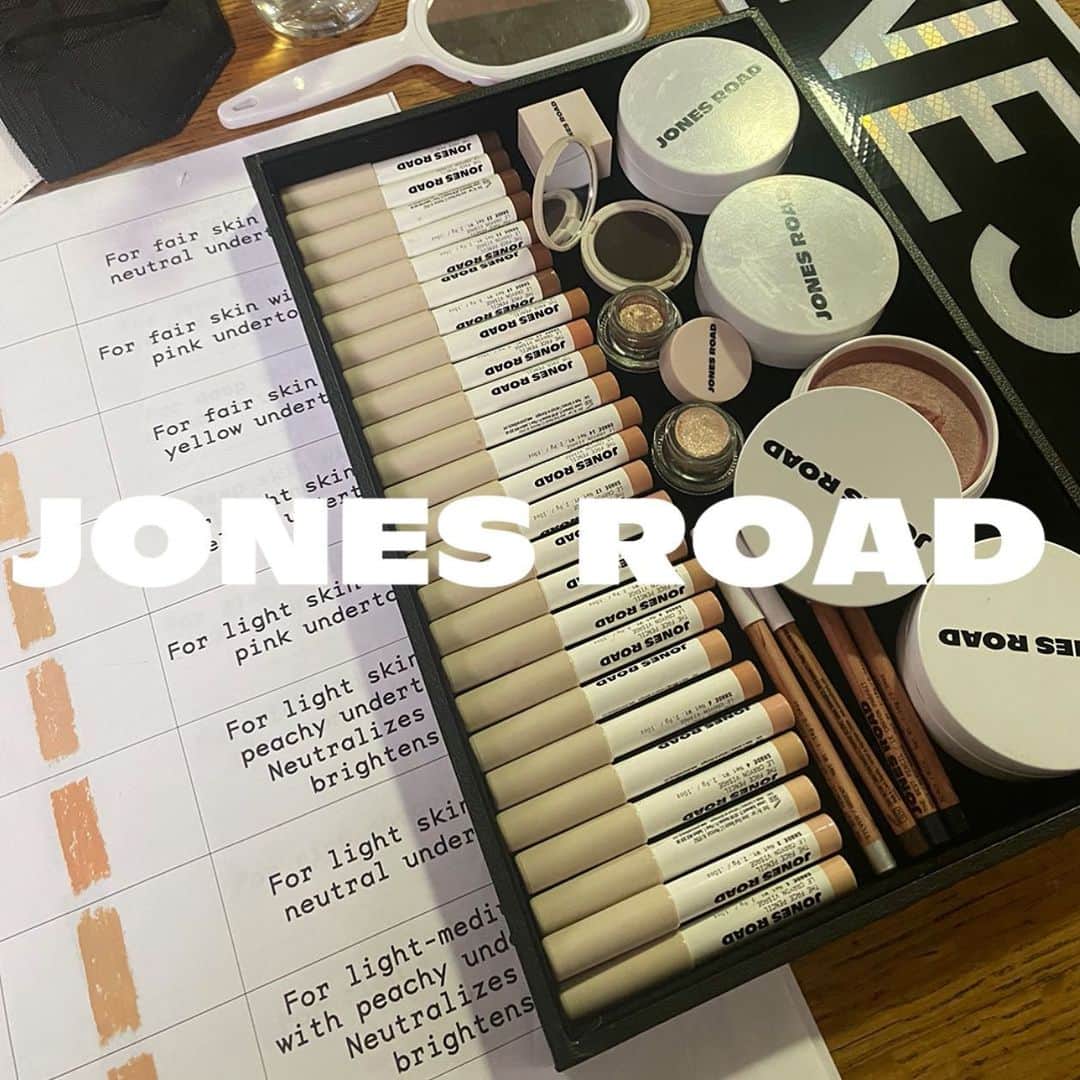 のインスタグラム：「Hope everyone’s finding their shades. Shout out to the team and artists who are helping everyone find theirs. Love to hear your thoughts. We’ve got you covered. @jonesroadbeauty #facepencils working on a story for justbobbi.com to educate you on choosing your undertones.」