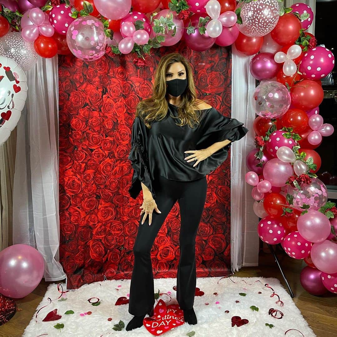 ヘザー・マクドナルドのインスタグラム：「My hotel in #Houston set up this display so I could show you my stand up comedy outfit.」