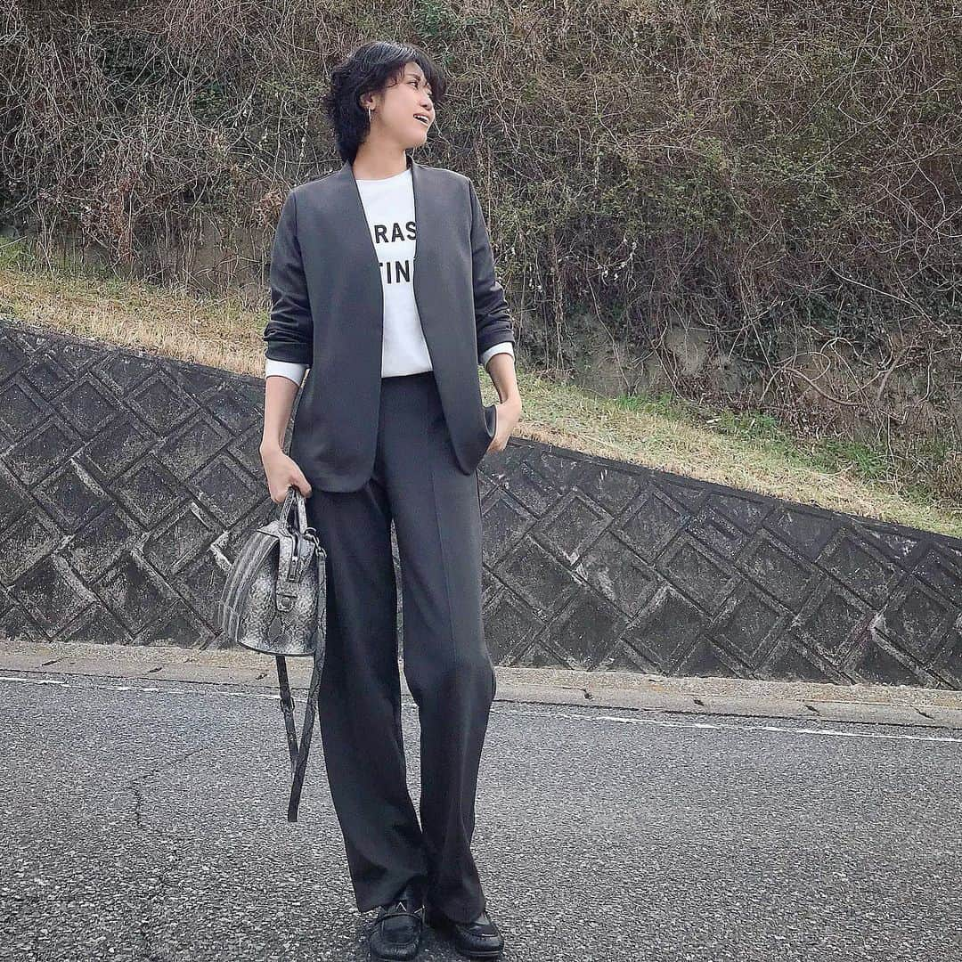 ryo0809appleのインスタグラム：「#coordinate ・ ・ ・ jacket&pants... @uniqlo_jp  t-shirt... @coca_official_store  bag... @styledeli_official  ・ ・ 軽くてモチモチした素材だからジャケットだけど動きやすい！ パンツは同素材の丈長め。 カジュアルな素材っぽいけどセンターシームになってるからセットアップで着たらきちんと見え◡̈♥︎ この日はロゴTで少しカジュアルにしたけど、インナーをキレイめブラウスとかにすればセレモニーとかでも使えそう☆ ・ ・ ・ #uniqlo #ユニクロ #ユニジョ #ストレッチダブルフェイスジャケット #ストレッチダブルフェイスストレートパンツ  #coca_code #服記録 #プチプラコーデ #プチプラ #プチプラファッション #ママコーデ #ママファッション #アラフォーコーデ #40代コーデ #アラフォーママ #高身長コーデ #高身長女子 #先日のコーデ  #ママスタ春コーデ #きれいめコーデ #きれいめカジュアル」