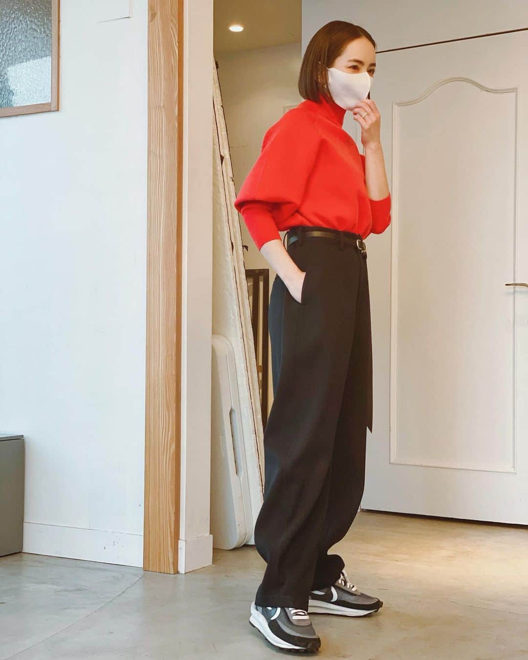 辻元舞さんのインスタグラム写真 - (辻元舞Instagram)「. このパンツを履くと夫に毎回エムシーハマーといじられるから、いっそのことエムシーハマー踊れるように練習しようと思います🕺🏻  tops#acne pants#loeff shoes#nikesacai」2月13日 10時30分 - mai_tsujimoto