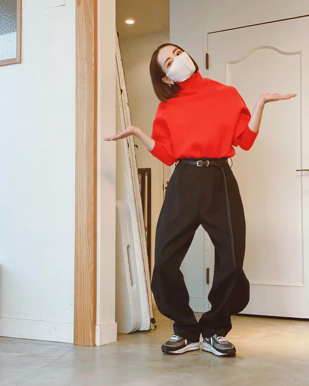 辻元舞さんのインスタグラム写真 - (辻元舞Instagram)「. このパンツを履くと夫に毎回エムシーハマーといじられるから、いっそのことエムシーハマー踊れるように練習しようと思います🕺🏻  tops#acne pants#loeff shoes#nikesacai」2月13日 10時30分 - mai_tsujimoto