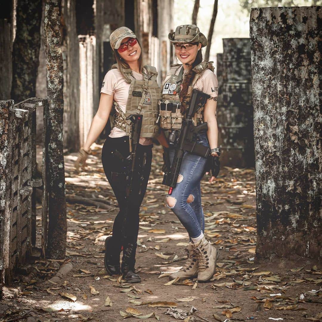 Anna Vargasのインスタグラム：「Já está tarde, mas ainda dá tempo de fazer esse post pra dizer FELIZ ANIVERSÁRIO pra @amandasneiva , minha gatinha mais linda, do coração mais puro, da risada mais solta! Aquela amiga que sempre dá força, incentiva, ajuda! Parceira de jogos, de time, de catuabas, de tretas, de deboche!😁 Você nem sabe o quanto me faz falta aqui pertinho, Amanda... Mas onde quer que a vida te leve, saiba que eu tô aqui, torcendo pra que você conquiste tudo o que merece viver e que os nossos caminhos se cruzem SEMPRE, porque a sua presença faz toda a diferença pra mim. Amo você! 🖤🖤🖤 . #friends #airsoftgirls」