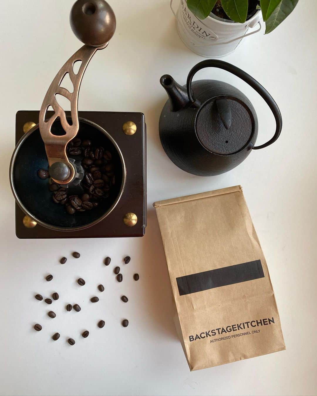 のインスタグラム：「Saturday morning☀️ ゆったり過ごす朝は @backstagekitchen_tokyo  のコーヒービーンズをゴリゴリと手動ミル 焙煎したてだから挽いた時の香りが違うの  今回はCafe dolceをチョイス 鉄瓶で沸かしたお水は角が取れてまろやかに 更にコーヒーの味を引き立てくれるよ 女性に大切な鉄分補給も心がけて  あ〜この時間好き♪  午後からはワクワクするイベントが待ってる....♡ 皆さんも良い週末をねっ！  #backstagekickin  #coffeetime  #coffeebreak  #ハーブティーもすきだけどコーヒーも好き #コーヒー好きな人と繋がりたい  #このゆったりした時間が好き  #relaxtime  #instagood  #instagram  #instacoffee  #model #芦田桂子」