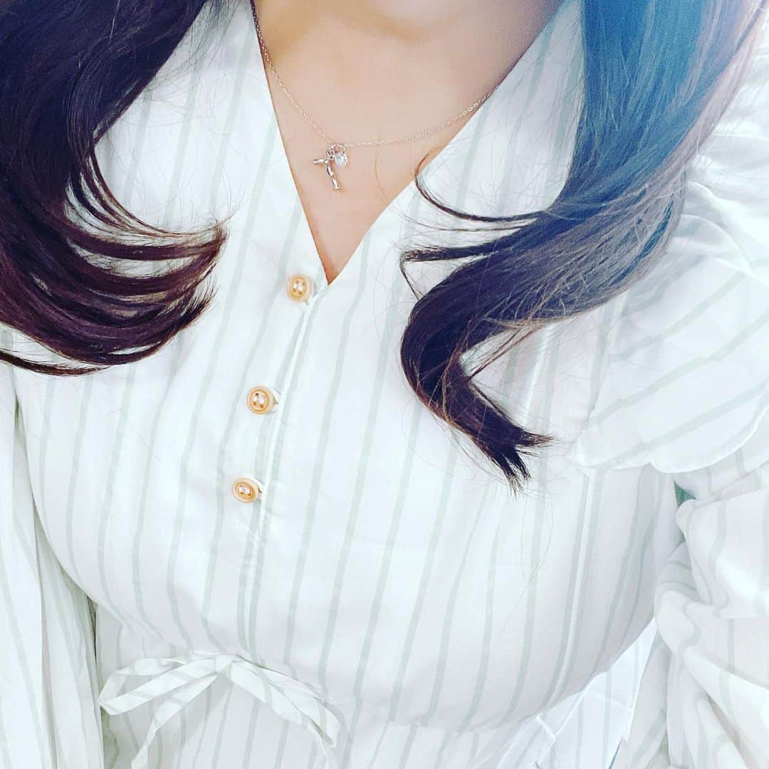 のインスタグラム：「こんにちは꙳★*ﾟ 穏やか土曜日。少し春らしいワンピース着て気持ち上げて気持ちよく過ごすぞ！ ・ ・ 今日はこちらの【KIKIYA】（＠kikiyastore）のネックレスチェーン＆イニシャルセットをつけました🎀✨ ・ ・ 40年近く首の発掘が出来なかった私。笑 ・ ・ ちょっと発掘出来てきたのでつけてみたよ😊✨ ・ ・ こーゆー小さくて華奢なアクセサリーつけるの夢だったんだぁ✨ 細いチェーンと小さいチャームってこれだけで可愛いよね💕✨ ・ ・ ちなみに【T】は誰のTでしょ？😁✨ みなさんも好きなイニシャル選んでね🌸 イニシャルプラス500円（税抜）で選べるよ🎀 ・ ・ チャームを変えれば３WAY仕様できちゃうよ💕 私もあったかい日はいろいろ楽しもう☺️✨ ・ ・ 【KIKIYA】（@kikiya_offical）のネックレスチェーン＆イニシャルセットチェックしてみてね🎀✨ ・ ・ ストーリーズにもURLを張ったから見てみてね🙌 ・ ・ ・ #春 #春コーデ #ネックレス #kikiya #necklace #春ワンピース  #爽やか #キラキラ #早くあったかくなれ #オシャレ #好き #PR」