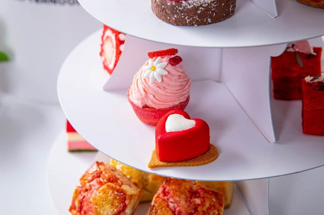 ヒルトン名古屋さんのインスタグラム写真 - (ヒルトン名古屋Instagram)「可愛い♡のケーキに想いを込めて。 素敵なバレンタインデーをお過ごしください。  Have a wonderful Valentine's day with your loved one!  #ヒルトン名古屋 #バレンタインデー #バレンタインチョコレート #バレンタインギフト #chocolates #valentines #hiltonnagoya」2月13日 11時00分 - hiltonnagoya