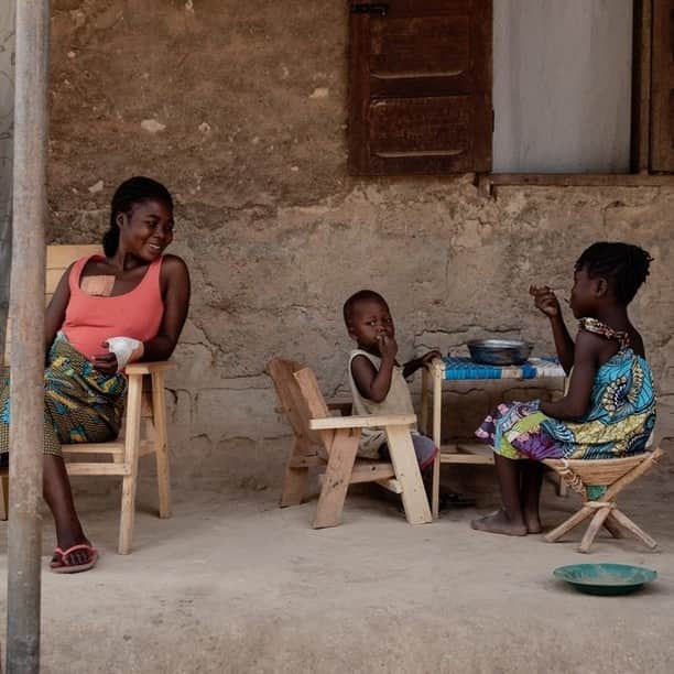 国境なき医師団さんのインスタグラム写真 - (国境なき医師団Instagram)「子どもたちを優しく見守るのは、フランスさん。国境なき医師団（MSF）の病院に入院していましたが、無事回復し、家へ帰ってくることができました。 . ここは長らく内戦が続いている中央アフリカ共和国。昨年12月に大統領選が行われ、いっそう混乱が続いています。フランスさんは家の近所で銃撃戦があった際に流れ弾にあたり、左手と胸、肩を負傷してしまいました。 . 手術はうまくいき、MSFの病院に通って理学療法を続けています。いま気にかかるのは、子どもたちのこと。「学校にも行けていないのです。安全にいられるように、早く戦闘が止んでほしいです」 -------------------------------------  中央アフリカ共和国での活動は公式サイトから。プロフィールのURLリンクからどうぞ→@msf_japan .  --------------------------------------  © @adrienne_surprenant / @collectif_item/MSF  #国境なき医師団 #MSF #中央アフリカ共和国 #アフリカ #病院 #手術 #退院 #子どもたち #家族 #戦争 #平和 #photooftheday #写真好きな人とつながりたい」2月13日 11時00分 - msf_japan