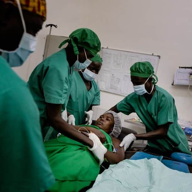 国境なき医師団さんのインスタグラム写真 - (国境なき医師団Instagram)「子どもたちを優しく見守るのは、フランスさん。国境なき医師団（MSF）の病院に入院していましたが、無事回復し、家へ帰ってくることができました。 . ここは長らく内戦が続いている中央アフリカ共和国。昨年12月に大統領選が行われ、いっそう混乱が続いています。フランスさんは家の近所で銃撃戦があった際に流れ弾にあたり、左手と胸、肩を負傷してしまいました。 . 手術はうまくいき、MSFの病院に通って理学療法を続けています。いま気にかかるのは、子どもたちのこと。「学校にも行けていないのです。安全にいられるように、早く戦闘が止んでほしいです」 -------------------------------------  中央アフリカ共和国での活動は公式サイトから。プロフィールのURLリンクからどうぞ→@msf_japan .  --------------------------------------  © @adrienne_surprenant / @collectif_item/MSF  #国境なき医師団 #MSF #中央アフリカ共和国 #アフリカ #病院 #手術 #退院 #子どもたち #家族 #戦争 #平和 #photooftheday #写真好きな人とつながりたい」2月13日 11時00分 - msf_japan