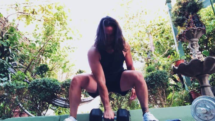 クラウディオ・リースのインスタグラム：「Quién más ama estos ejercicios???  #fitness #gym #dancer #fitnessmotivation #gymhome #workoutmotivation #funtionaltraining #funcional #swing #dumbellworkout」