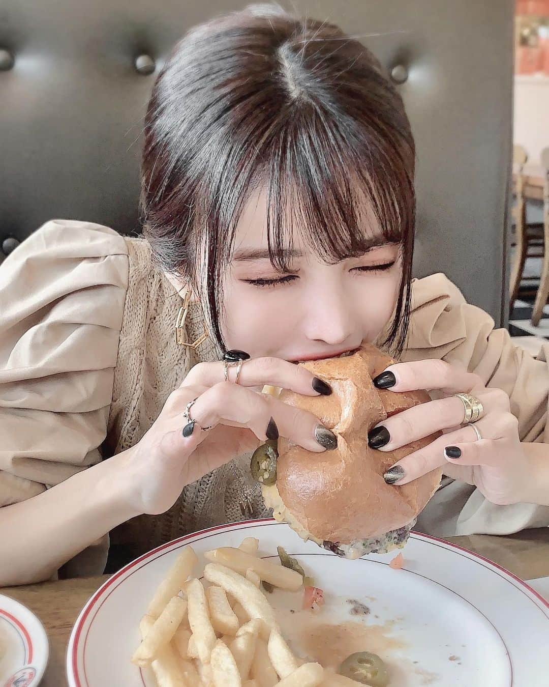 Seinaさんのインスタグラム写真 - (SeinaInstagram)「. ジャンクならば🍔 . . #lunch #lunchtime #hamburger #hamburger🍔 #love #japanesegirl #yammy #mamagirl #mam #followｍe #fashionblogger #fashionista #fashionblog #ランチ #お買い物 #ままのて #ままコーデ #ママコーデ #ママ #ママファッション #男の子ママ #子育て #子育てママ」2月13日 10時54分 - baby_seina721