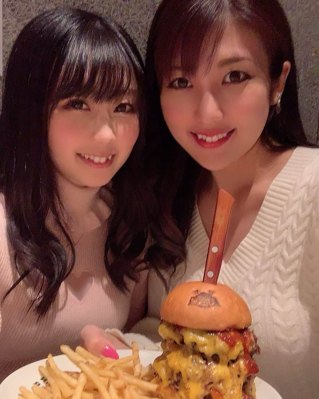 神谷麻美さんのインスタグラム写真 - (神谷麻美Instagram)「#ハンバーガー 好きすぎる🍔🍟💕💕 #トリチー 美味い～💕🍔🔪グサッ❤✨  すずのんと #ショーグンバーガー 🍔💕」2月13日 10時58分 - asamice428