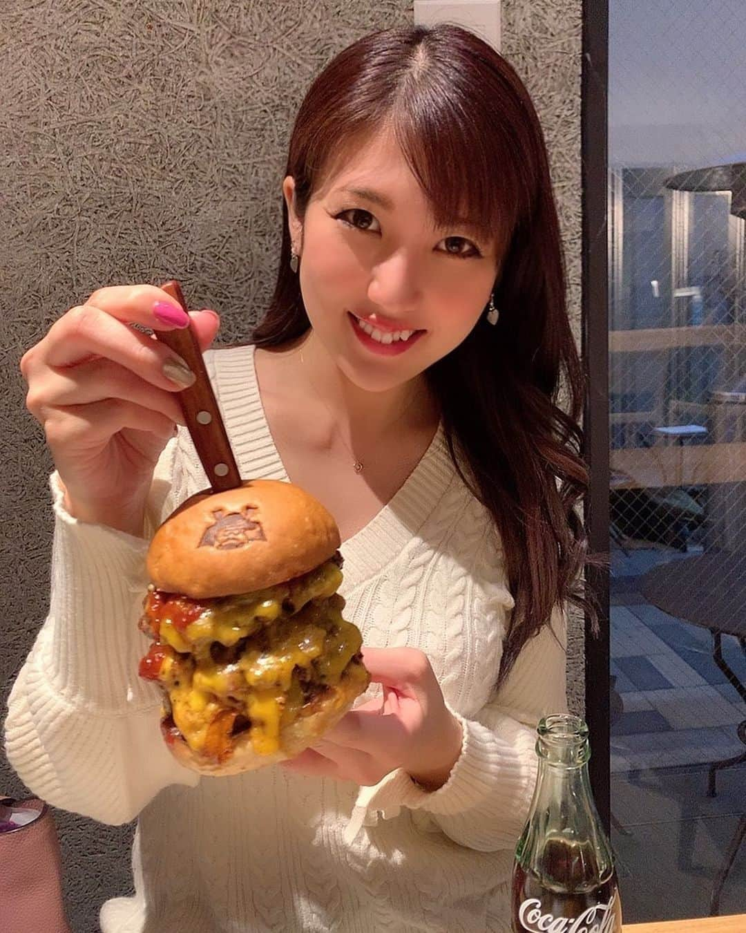 神谷麻美さんのインスタグラム写真 - (神谷麻美Instagram)「#ハンバーガー 好きすぎる🍔🍟💕💕 #トリチー 美味い～💕🍔🔪グサッ❤✨  すずのんと #ショーグンバーガー 🍔💕」2月13日 10時58分 - asamice428