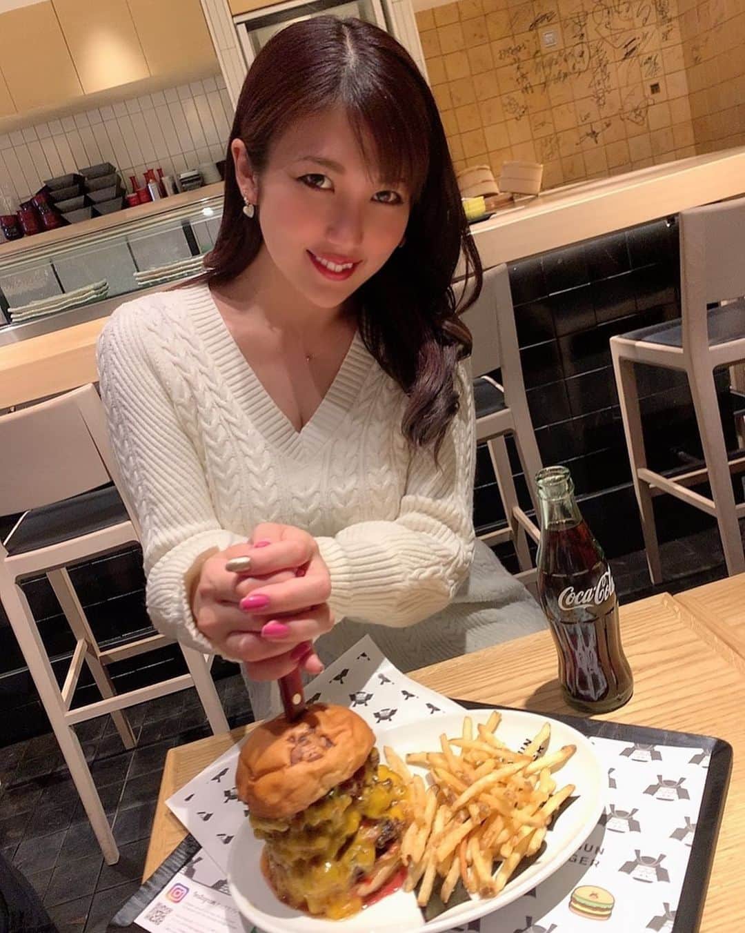 神谷麻美さんのインスタグラム写真 - (神谷麻美Instagram)「#ハンバーガー 好きすぎる🍔🍟💕💕 #トリチー 美味い～💕🍔🔪グサッ❤✨  すずのんと #ショーグンバーガー 🍔💕」2月13日 10時58分 - asamice428