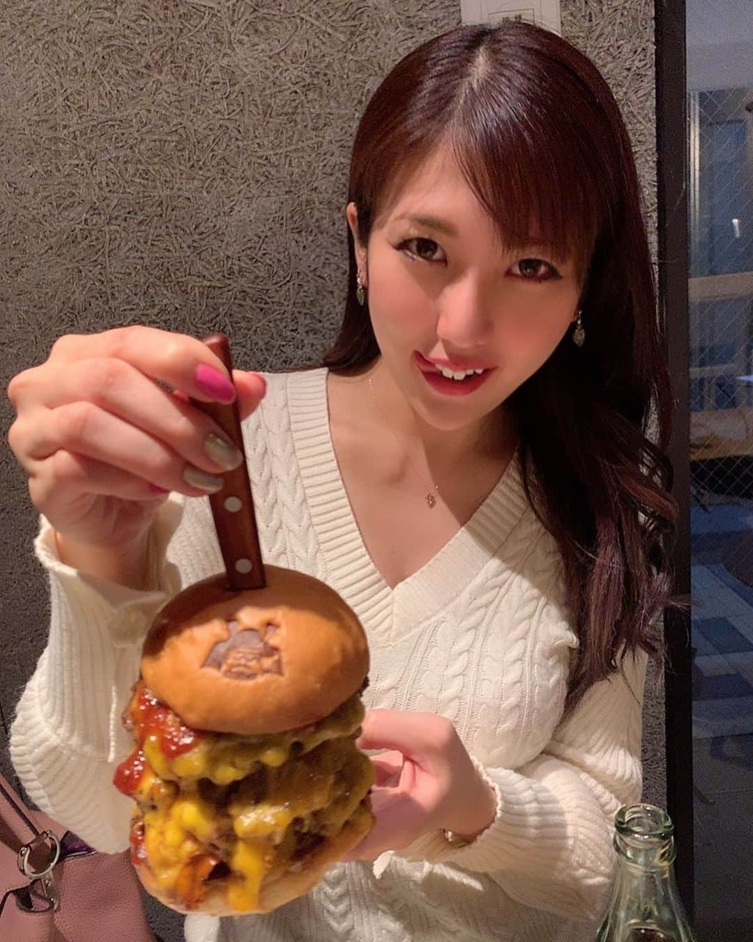 神谷麻美さんのインスタグラム写真 - (神谷麻美Instagram)「#ハンバーガー 好きすぎる🍔🍟💕💕 #トリチー 美味い～💕🍔🔪グサッ❤✨  すずのんと #ショーグンバーガー 🍔💕」2月13日 10時58分 - asamice428