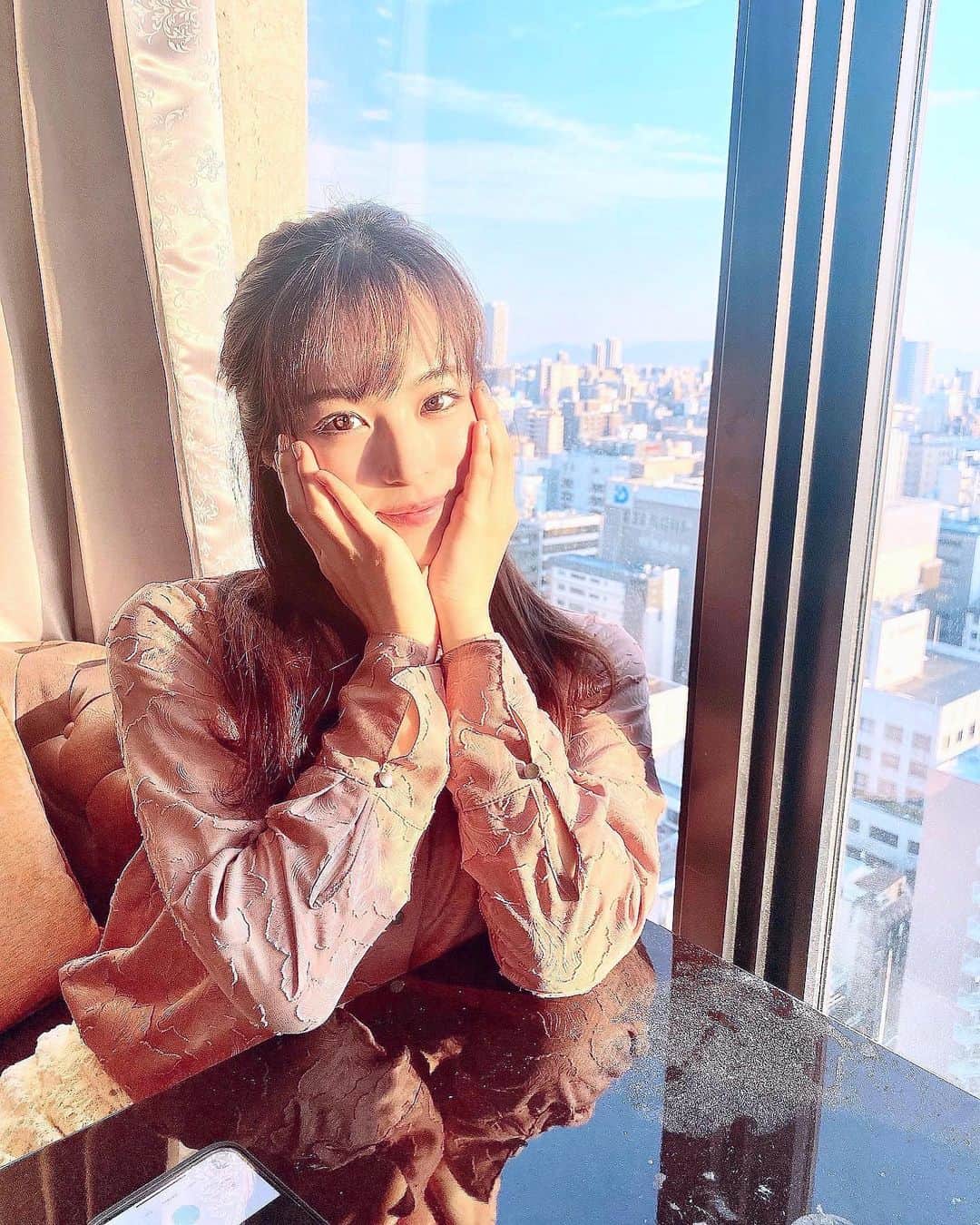 絹野志朋のインスタグラム：「. ❥ᴳᴼᴼᴰ ᴹᴼᴿᴺᴵᴺᴳ⋆ﾟ  いつものお気に入りネイルサロン @salon_doudou さんで ニューネイルをしてきました💅 📍 アルグラッド ザ・タワー心斎橋  いつも投稿を見てくれてる人は もう知ってくれてるかなと思うけど とにかく早くて！綺麗で！ デザインがとっても可愛いのです❤︎  そして何と言っても ここから見えるビューがすごいの🥺✨  心斎橋タワーマンションの 20階にあるから、眺めが最高〜！！  夕方の時間に行ったから 夕陽がほんとに綺麗だったよ〜🌇👏  『綺麗な場所で、綺麗になる。』  自分の魅力をどんどん高める為にも 場所選びだったり環境作りは 日頃から大切にしています🥰🙌✨  わたしの周りでも 「このネイルサロン行ってみたい！」 って言ってくれる人多くて どんどん友達巻き込み中〜😘💓笑 . . #大阪ネイルサロン #大阪ネイル #心斎橋ネイルサロン #心斎橋ネイル #マグネットネイル #ミラーネイル #バレンタインネイル #ネイルデザイン #心斎橋タワーマンション  #アルグラッドザタワー #モデル #大阪モデル #関西モデル」
