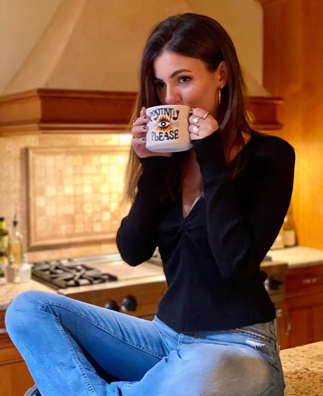 ヴィクトリア・ジャスティスのインスタグラム：「Sitting here at home, so happy knowing that my song #STAY is finally out in the world!! Thank you for all the love so far! If you’ve heard it, drop a 🎶 in the comments. If you haven’t, it’s available now on iTunes and all streaming platforms!! Big 🧡 xoxox」