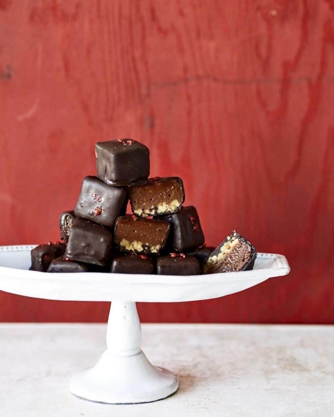 ケリーさんのインスタグラム写真 - (ケリーInstagram)「Kelly’s Recipe BITORE MESHI  Healthy Chocolate for Valentines Day😍❤️🍫 ・ “Chocolate Truffle ” インスタにもレシピをアップしますね❣️ ・ 材料25個分  カシューナッツ……１７０ｇ カカオバター……７０ｇ ＜A＞ メープルシロップ……1/2カップ １００％カカオパウダー……大さじ２ シナモンパウダー……小さじ1/4 チリパウダー……小さじ1/8 塩……少々 バニラエッセンス……少々 くるみ……１００ｇ ＜B> はちみつ……大さじ１ 塩……少々 ８０％ダークチョコレート……3枚 ピンクペッパー……適量 作り方は…  ～下準備～  ★15㎝角の底が外れる型を用意する。 ★カシューナッツを一晩（8時間～）浸水させる。 1.鍋に湯を沸かし、一回り大きなボウルをのせてカカオバターを加え中火で溶かす。 2.ブレンダ―にしっかり水気をきったカシューナッツ・①・Aを加え　なめらかになるまで攪拌する。 3.フライパンでくるみを炒り、粗熱をとって　粗みじん切りにする。 4.③にBを加え混ぜ、型に平らになるように敷く。その上に②を流し入れ、全体を平らにのばし、冷蔵庫で冷やし固める。 5.再び湯を沸かし、ボウルに砕いたダークチョコレートを入れて湯煎にかけて溶かす。  100％カカオは、抗酸化力があると言われるポリフェノールが豊富で、美容にとってもGOOD！ また、チリパウダーを加えることで、代謝をアップさせ、味のアクセントにもなります。食べると幸福感を得られるというチョコレートは、正しく取れば美しくなりたい私たちの味方なんです。  Happy Valentine’s Day 😗💗 ・ #valentinesday#バレンタイン #バレンタイン手作り」2月13日 11時11分 - kellymisawa