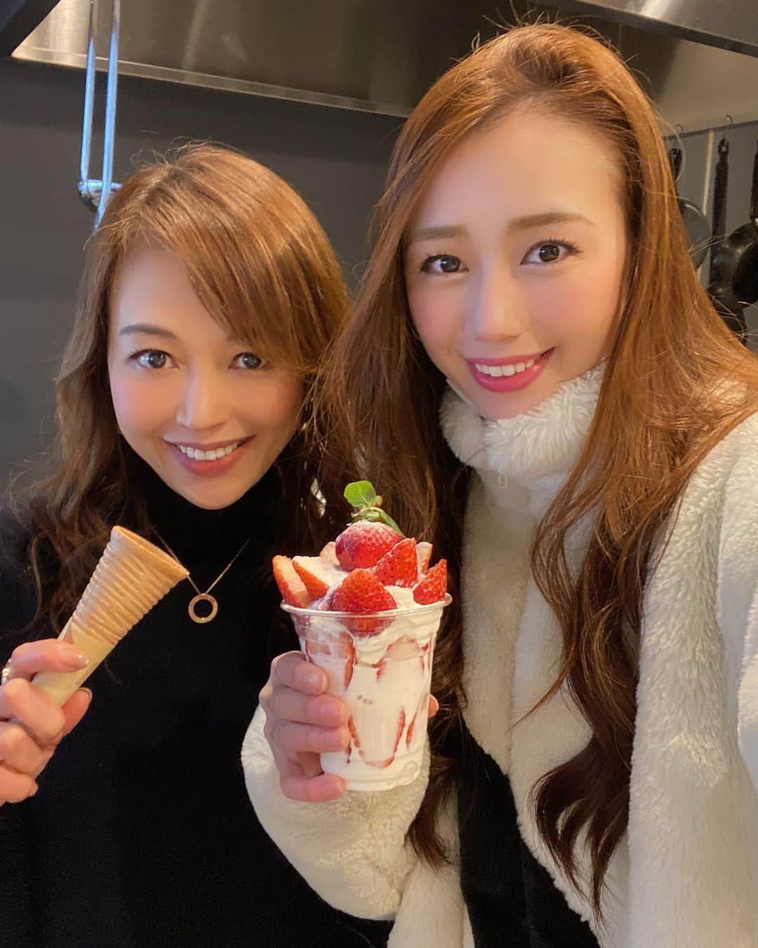 小川真理恵のインスタグラム：「3月にオープンするMi tiempo🍴一推しソフトクリームの試食をさせて頂きました🥺🍦❤️社長がパフェを作ってくださいました😍一生分の苺食べた感じ😆🍓美味しすぎた😍😍😍  ソフトクリーム大好きだからオープンが楽しみ🥰毎日通っちゃうかも🤣🍦  トゥクトゥクで駅までお迎えに来てくれますよ〜🛺 オープンしたらまたお知らせします😍 @wa.akiko 社長が綺麗すぎてたくさん写真撮りました☺️❤️ #golf #ソフトクリーム」