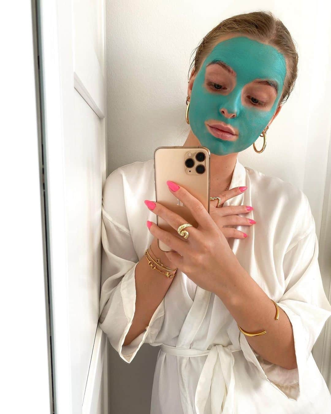 ウラヘンリクセンさんのインスタグラム写真 - (ウラヘンリクセンInstagram)「Our new fave #FridayNight look 😍👀✨ How do you accessorize for your masking #selfies? 😂 #Regram @kivadam」2月13日 11時13分 - olehenriksen