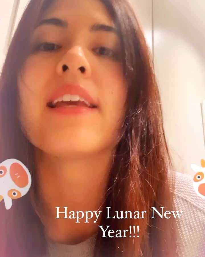 プリシラ・アーンのインスタグラム：「Happy Lunar New Year!  I posted the rest of the song in my Stories.  It’s one of my faves, and one of the very few songs I can (kind of) sing in Mandarin! 😬 Let’s hope the year of the Ox is a little easier on us than the year of the Rat (I’m a Rat. 😒 What are you?).」