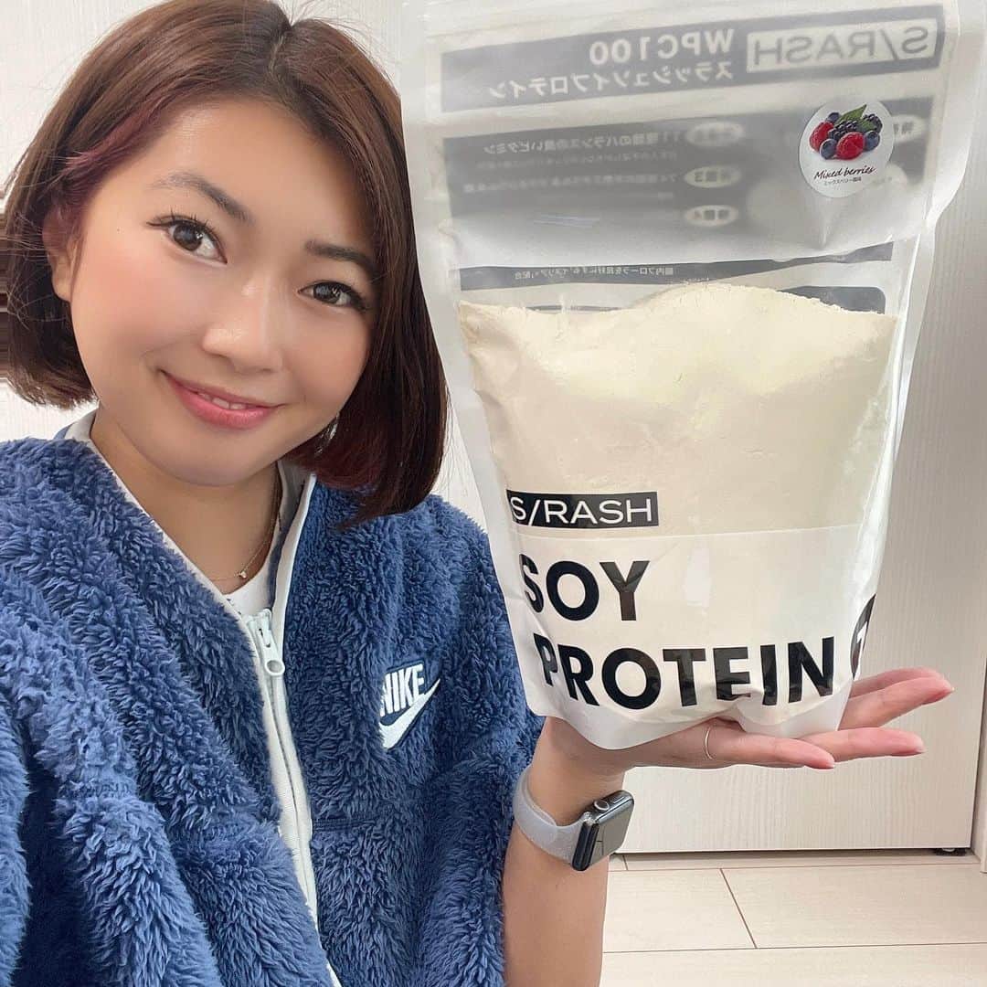 宮坂楓のインスタグラム：「. 最近のお気に入りのプロテイン🌸 . 国産の大豆をタンパク源としてるプロテインです💫 低カロリーなので、女性には特におすすめ😊 . トレーニング終わってから食事までに時間が空いちゃう時はプロテイン💪✨ . 私はできるならご飯でカロリー摂取したいから、低カロリーのプロテインはありがたい🤤（笑） 腸内環境を整えてくれるイヌリンと入ってるので、とてもおすすめ☺️ . フルーツ大好き人間の私は、スムージーにプロテインを入れて飲むこともあるよ🍓 #スラッシュプロテイン #アスリート女子#アスリートご飯#アスリートフードマイスター #プロテイン#プロテイン女子  #三段跳#体づくり #身体づくりは食事から」